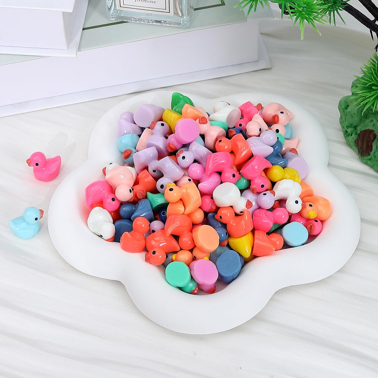 GADIEDIE 130Pcs Multicolor Mini Resin Ducks – Dollhouse, Garden & Aquarium Decor