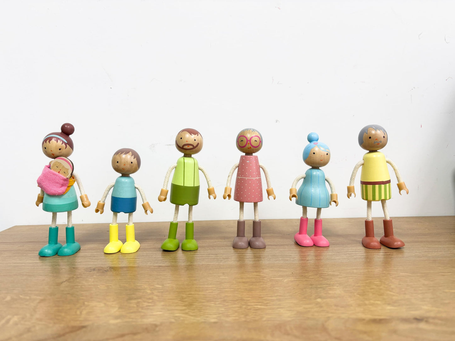 Giant bean Wooden Family Dolls Set of 7 – Poseable Dollhouse Figures for Imaginative Play