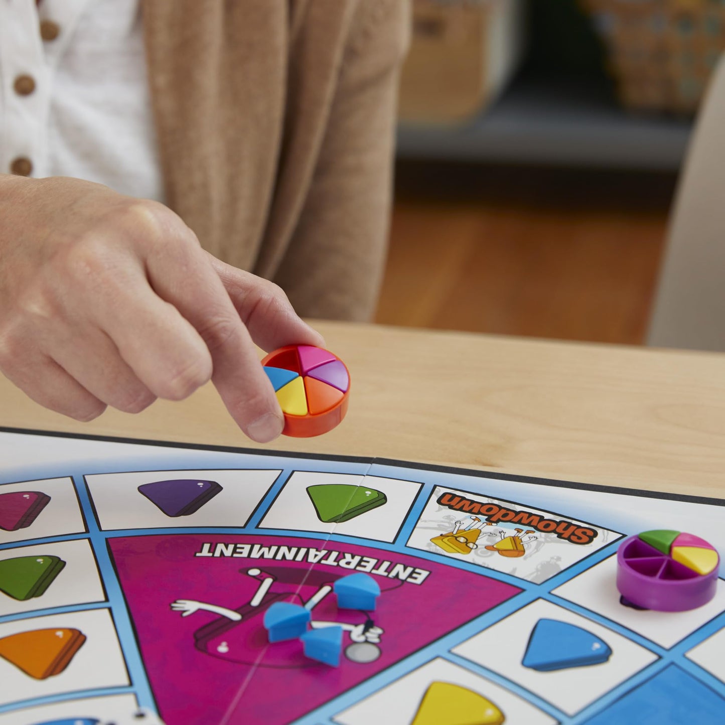Hasbro Gaming Trivial Pursuit Family Edition - Family Trivia Game with 1,400+ Questions