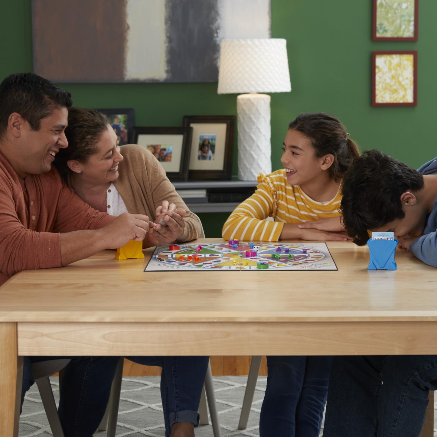 Hasbro Gaming Trivial Pursuit Family Edition - Family Trivia Game with 1,400+ Questions