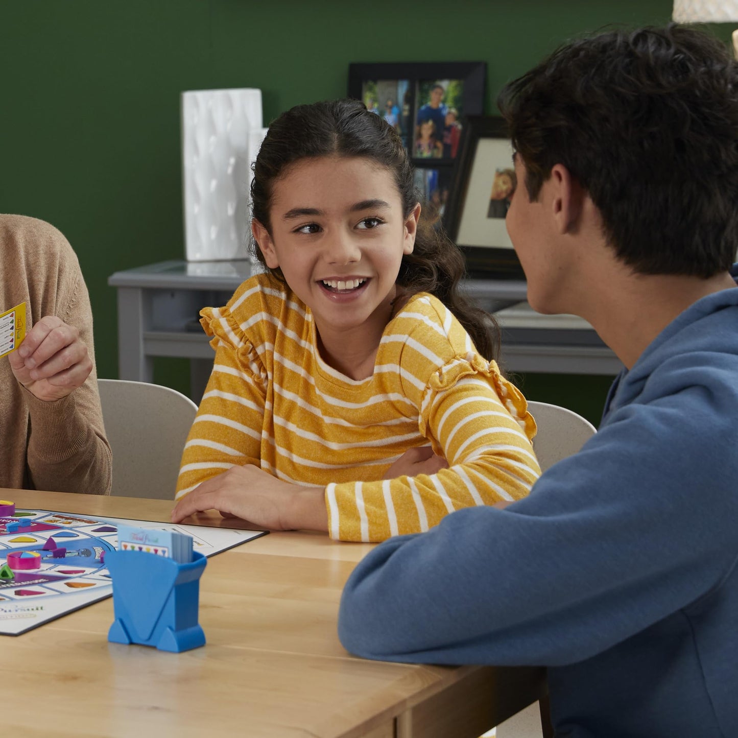Hasbro Gaming Trivial Pursuit Family Edition - Family Trivia Game with 1,400+ Questions