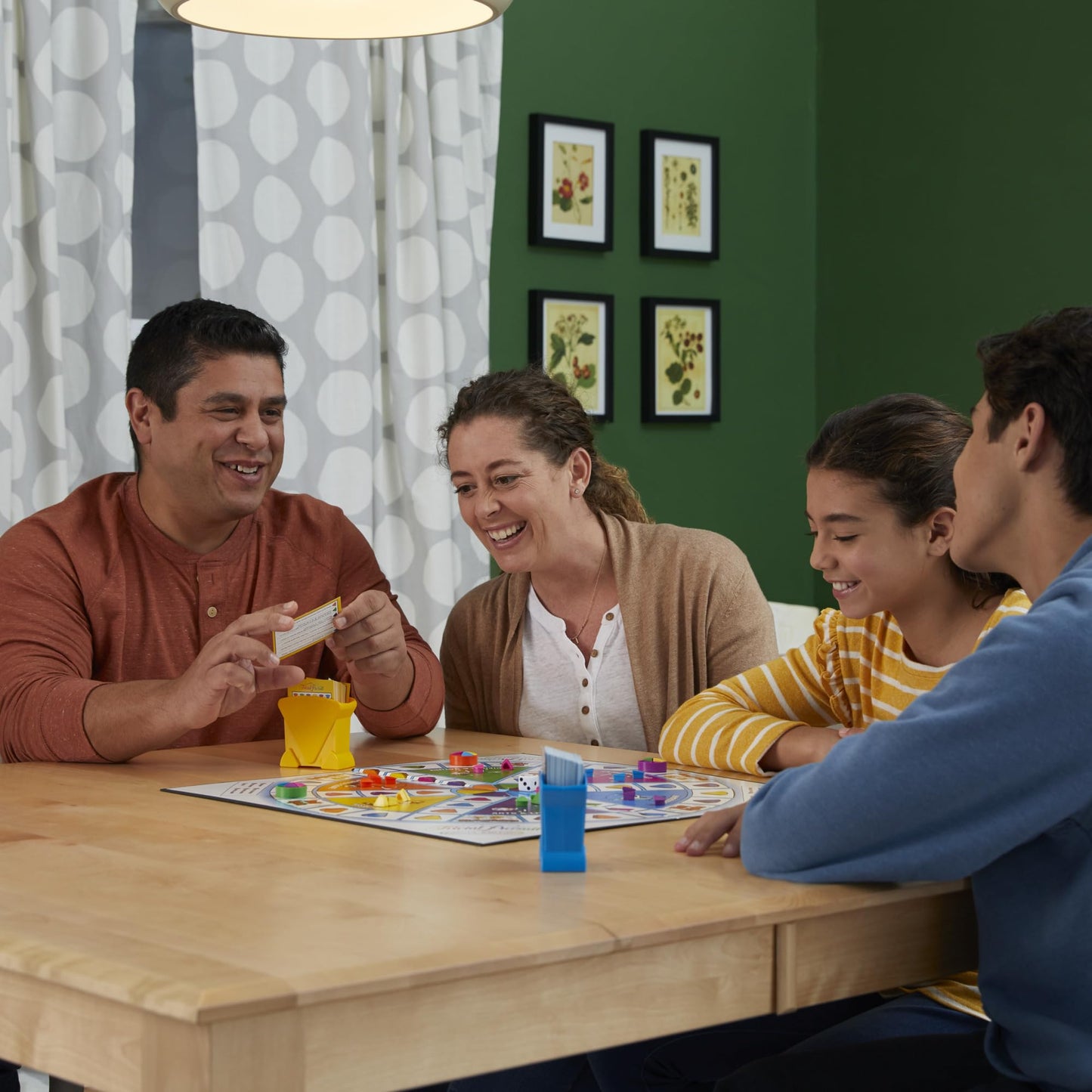 Hasbro Gaming Trivial Pursuit Family Edition - Family Trivia Game with 1,400+ Questions