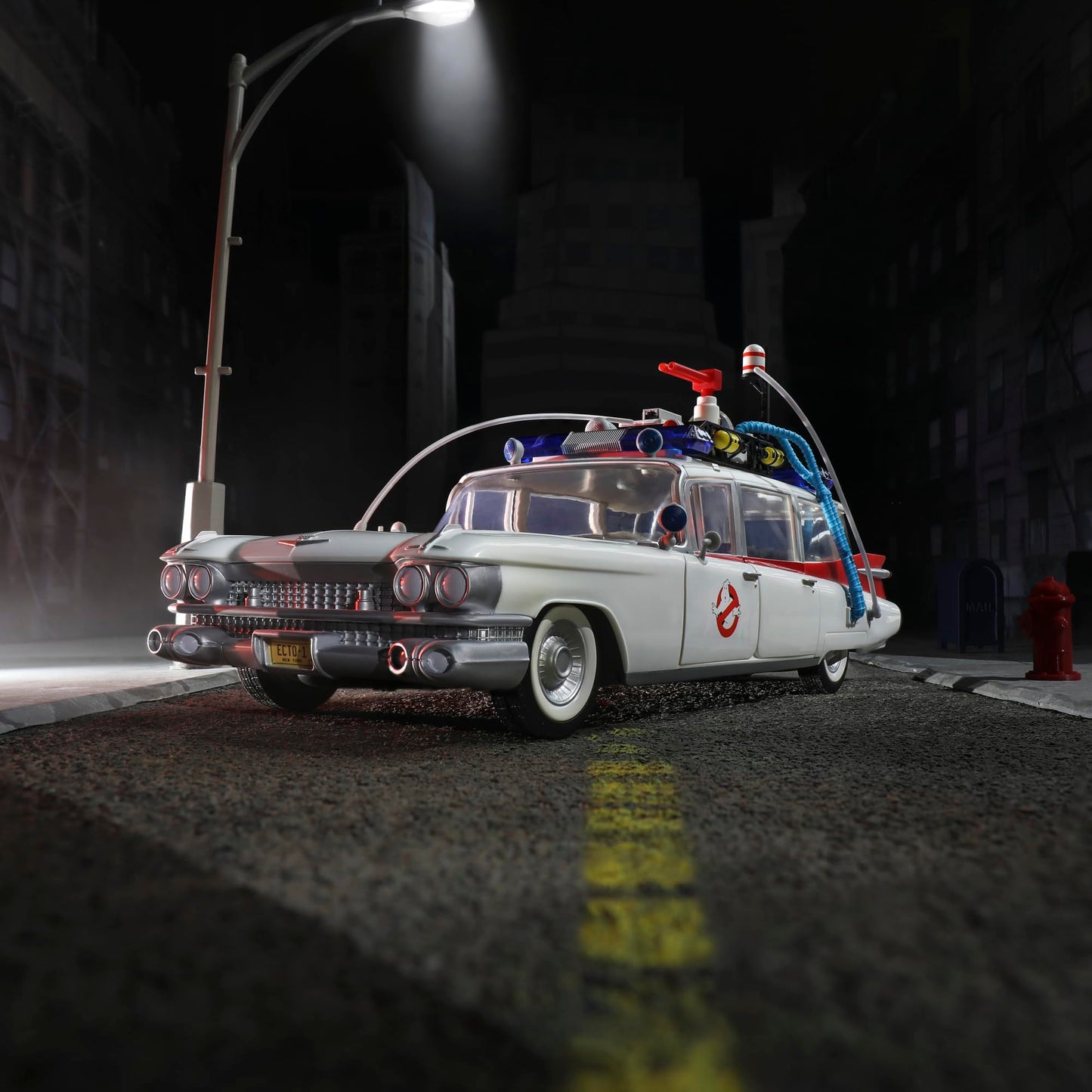 Hasbro Ghostbusters Plasma Series Ecto-1 (1984) 1:18 Scale Toy Car - Amazon Exclusive