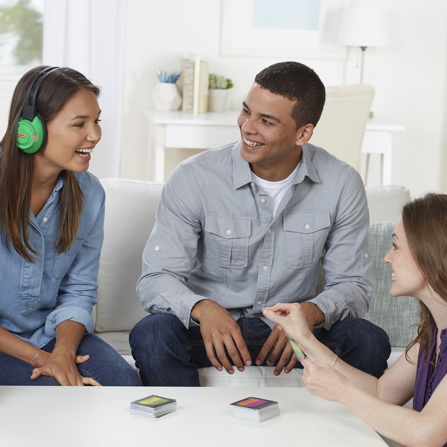 Hasbro Hearing Things Game - Lip-Reading Party Game with Headphones (150 Cards, 600 Phrases)