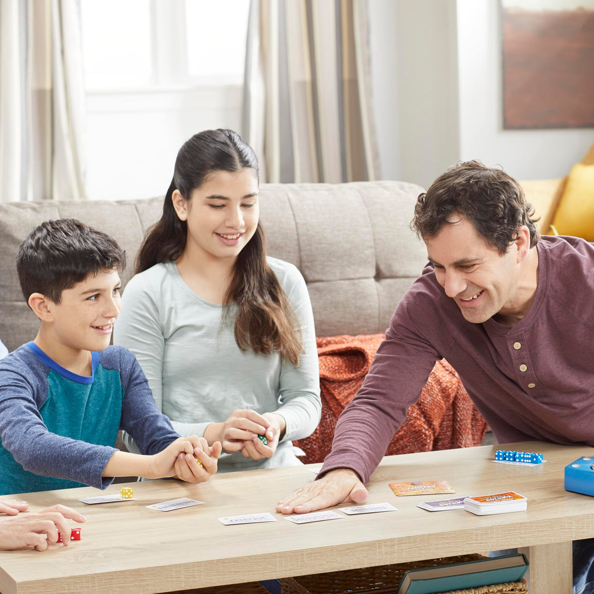 Hasbro Gaming Yahtzee Frenzy Dice & Card Game – Fast-Paced Family Party for 2–4 Players, Ages 8+
