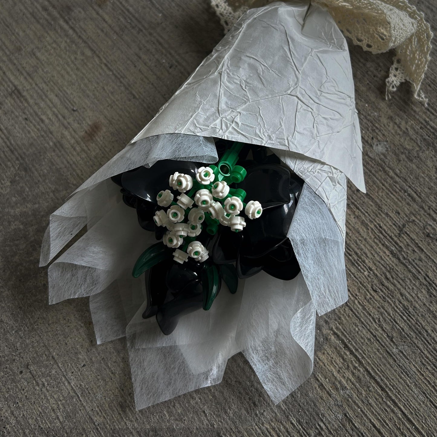 HI-REEKE Black Rose Bouquet Building Block Set – 660PCS Gothic Artificial Flowers for Home Decor