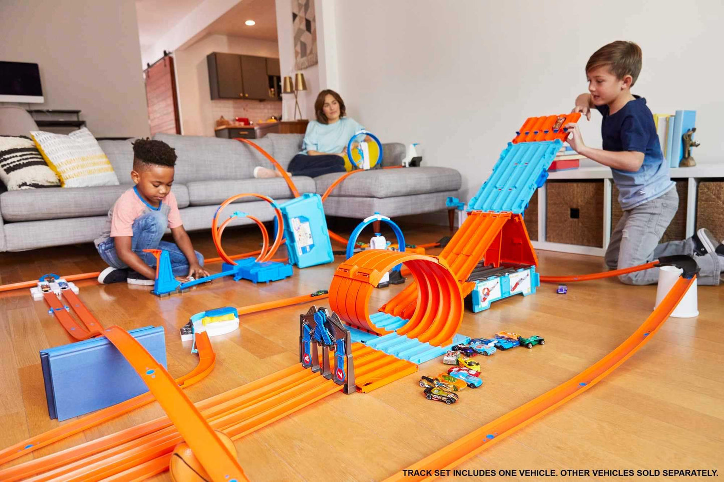 Hot Wheels Race Crate Track Set — Transforms into 3 Builds, Includes 2 Cars, Portable Storage, 1:64 Scale (Amazon Exclusive)