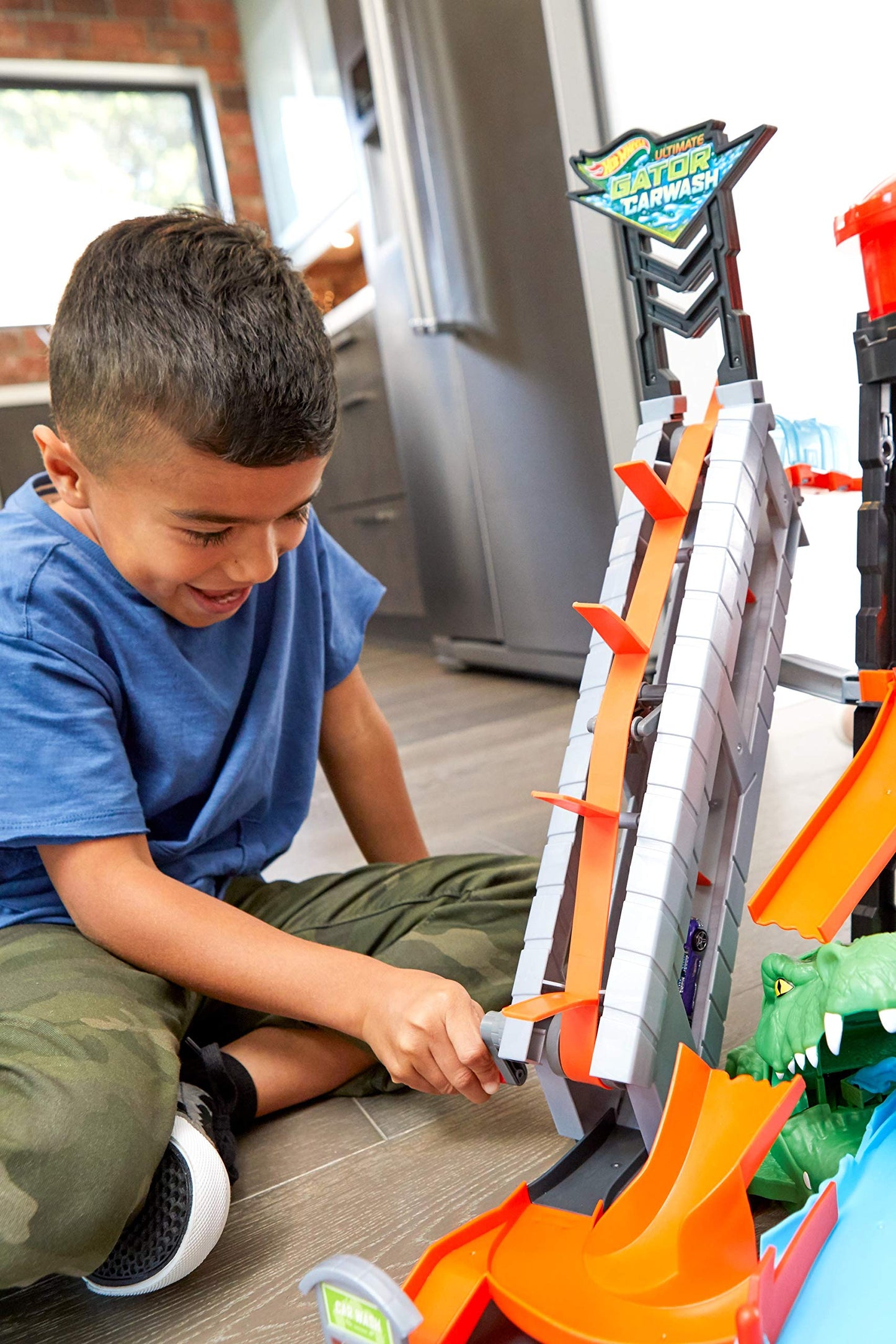 Hot Wheels City Car Wash and Giant Gator – Color Change & Water Play Set