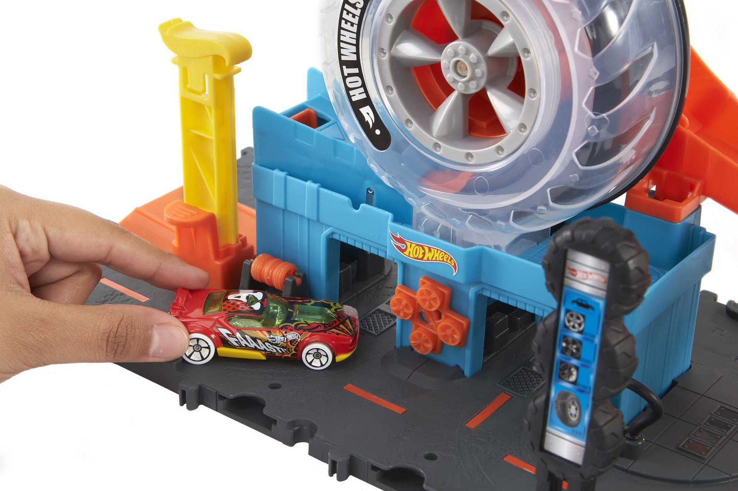 Hot Wheels City Super Twist Tire Shop Playset – Spin the Key to Move Cars Through Tires, Includes 1 Car (Amazon Exclusive)