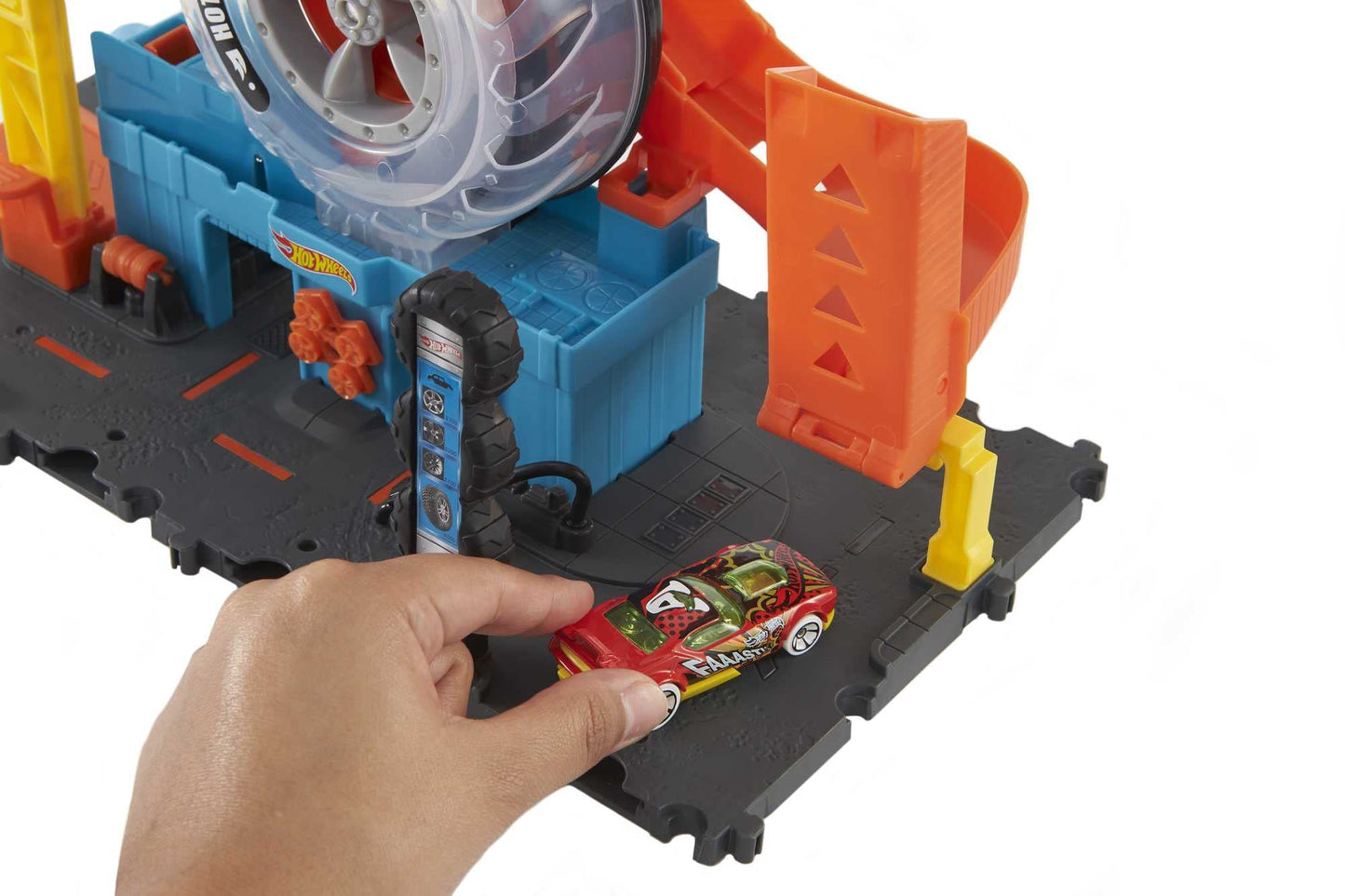 Hot Wheels City Super Twist Tire Shop Playset – Spin the Key to Move Cars Through Tires, Includes 1 Car (Amazon Exclusive)