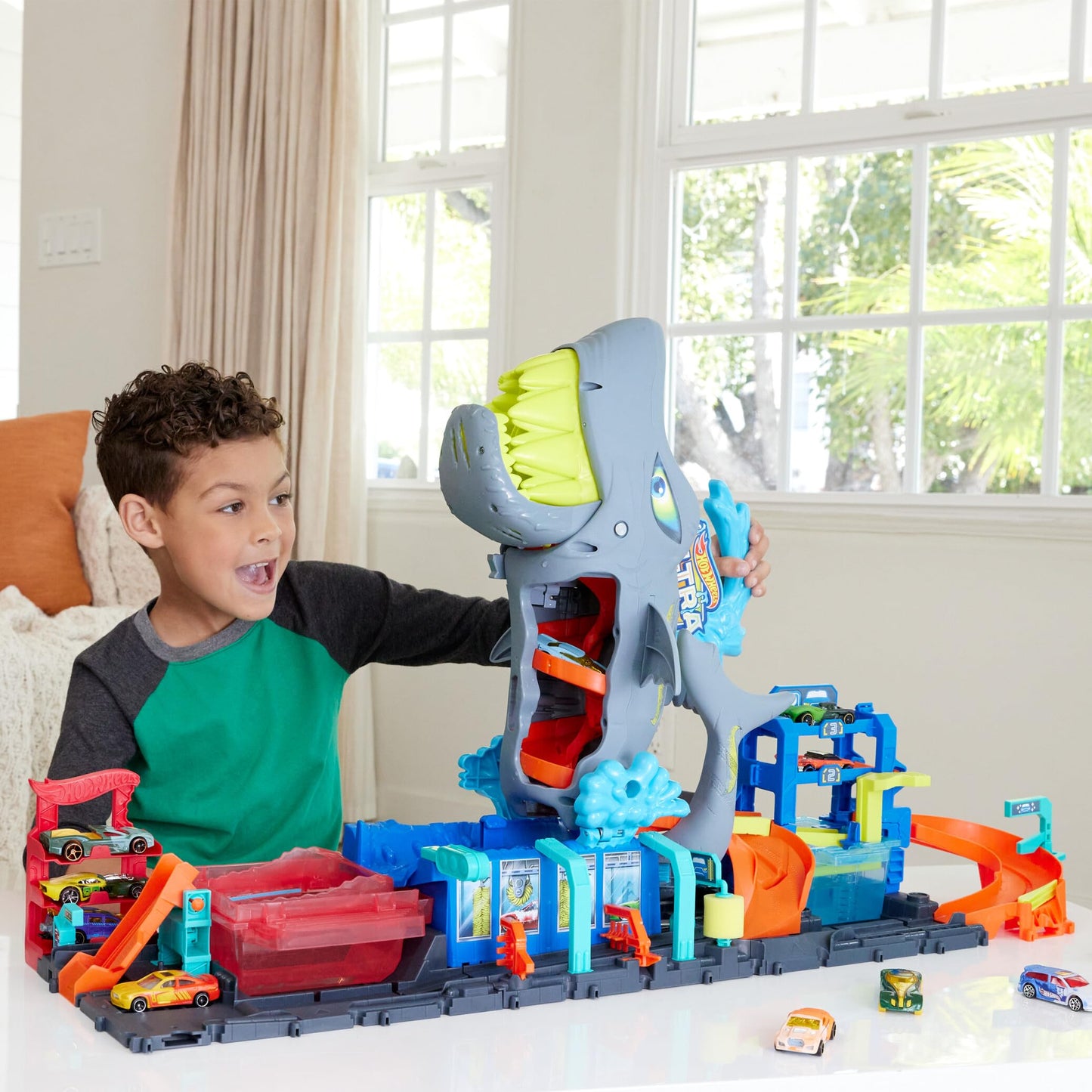 Hot Wheels City Ultra Shark Car Wash – Color Reveal Vehicle, Foldable Track Set, 1:64 Scale