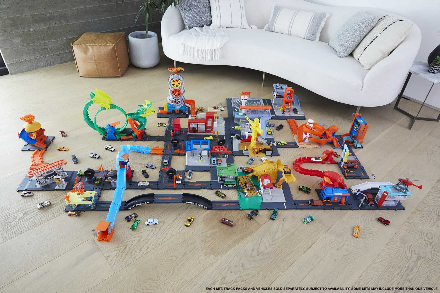 Hot Wheels City Downtown Repair Station Playset with 1:64 Vehicle & Lift