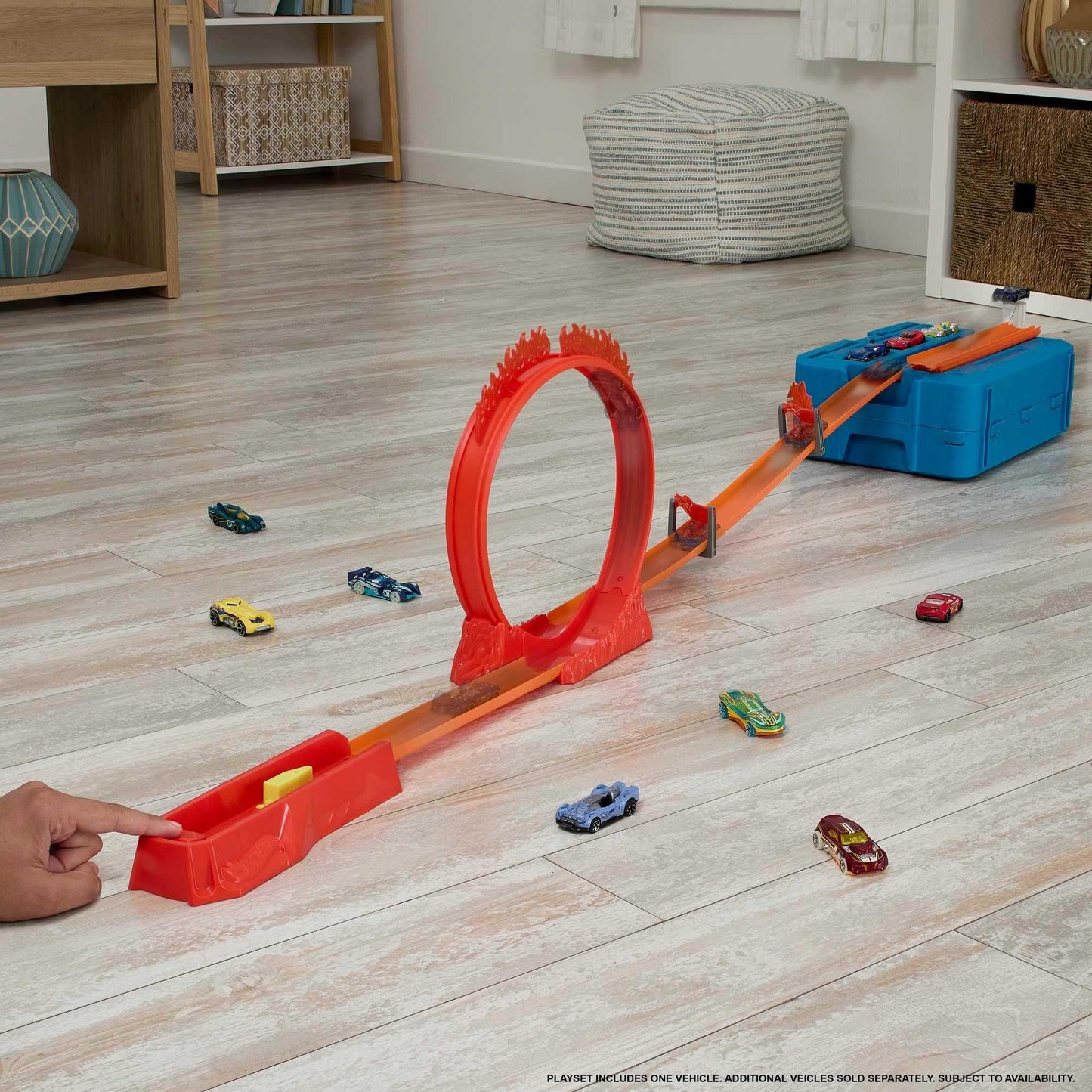 Hot Wheels Track Builder Flame Stunt Pack – 16-Piece Track Set with 1:64 Car