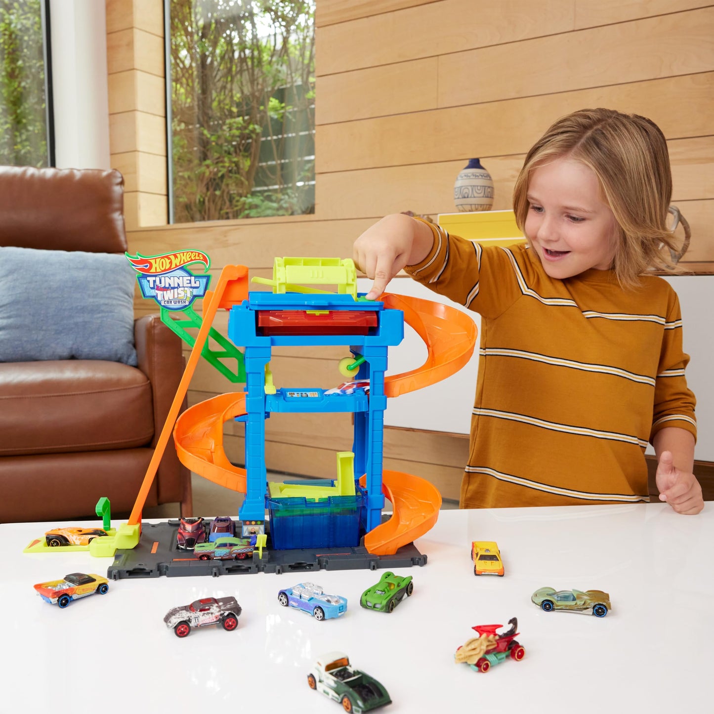 Hot Wheels Tunl Twist Car Wash 18pc – Color-Shifting Playset