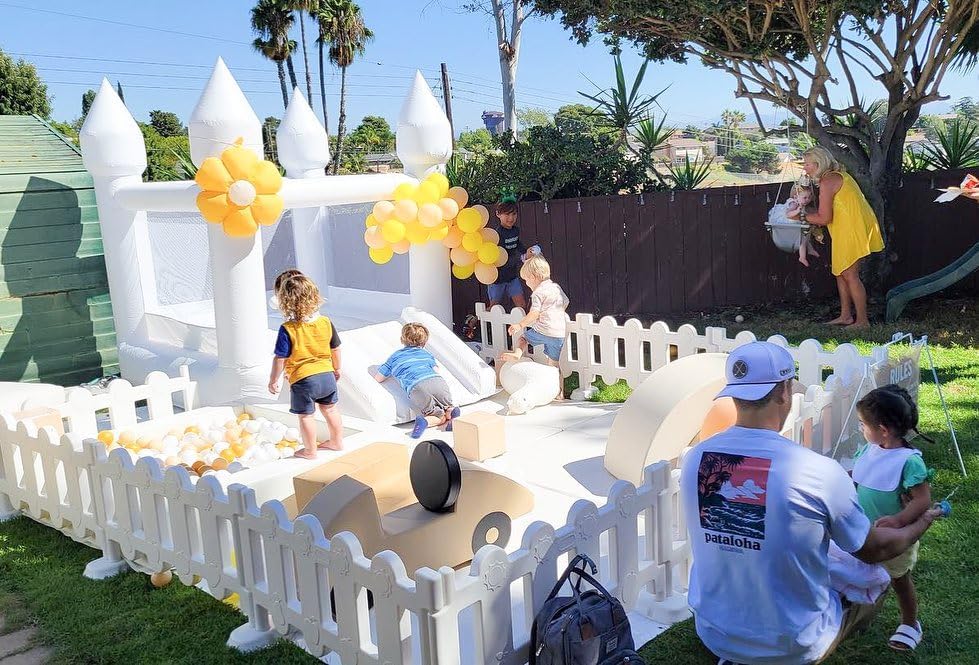 iLink-outer White Bounce House – Indoor/Outdoor Bouncy Castle for Kids 3-8 (103 x 71 x 90 in)
