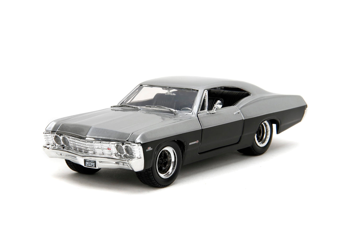 Jada Toys BigTime Muscle 1:24 1967 Chevrolet Impala SS – Opening Doors, Hood, Trunk & Rubber Tires (Candy Silver/Black)