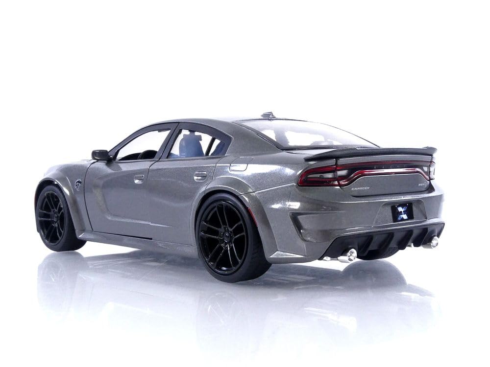 Jada Fast & Furious 1:24 Dom's 2021 Dodge Charger SRT Hellcat Die-Cast Car