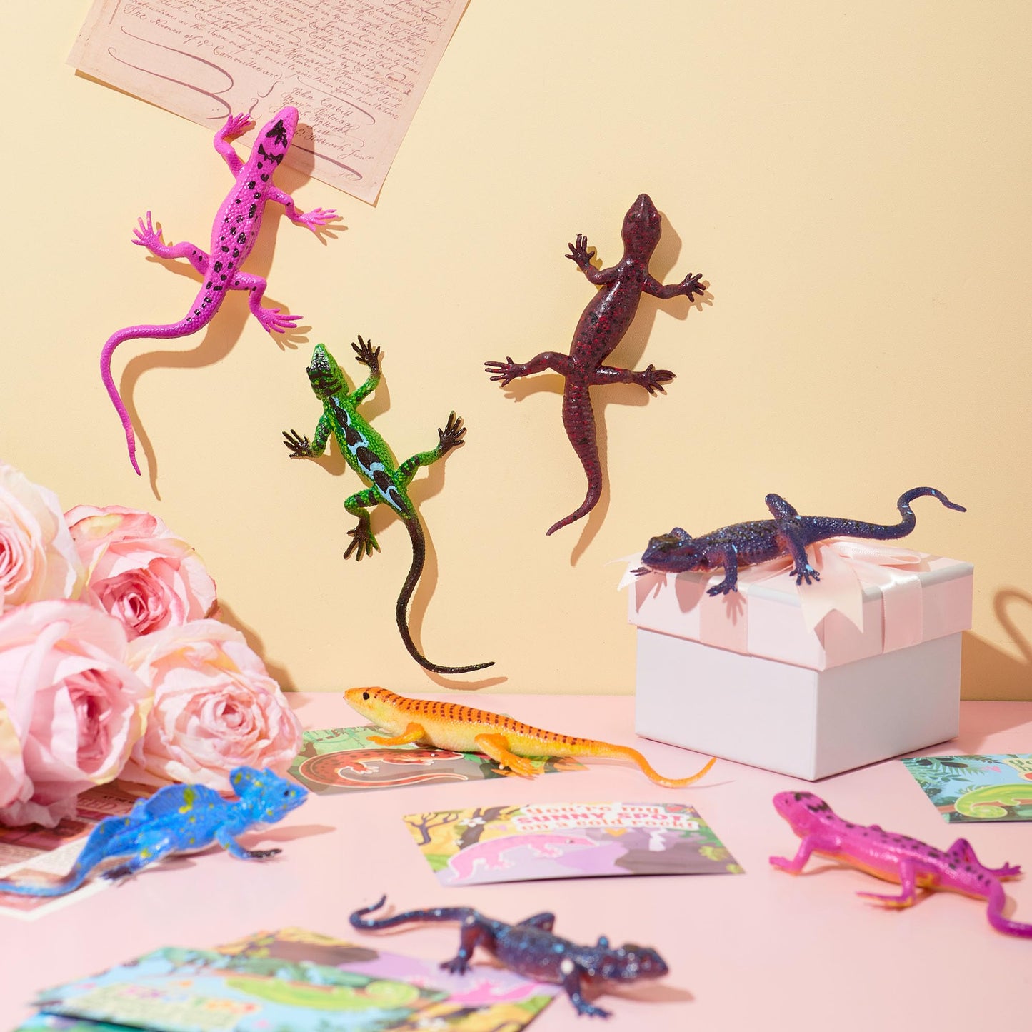 JOYIN 24 Pcs Valentine’s Day Gift Cards with Color-Changing Lizard Toys – Classroom Party Favors
