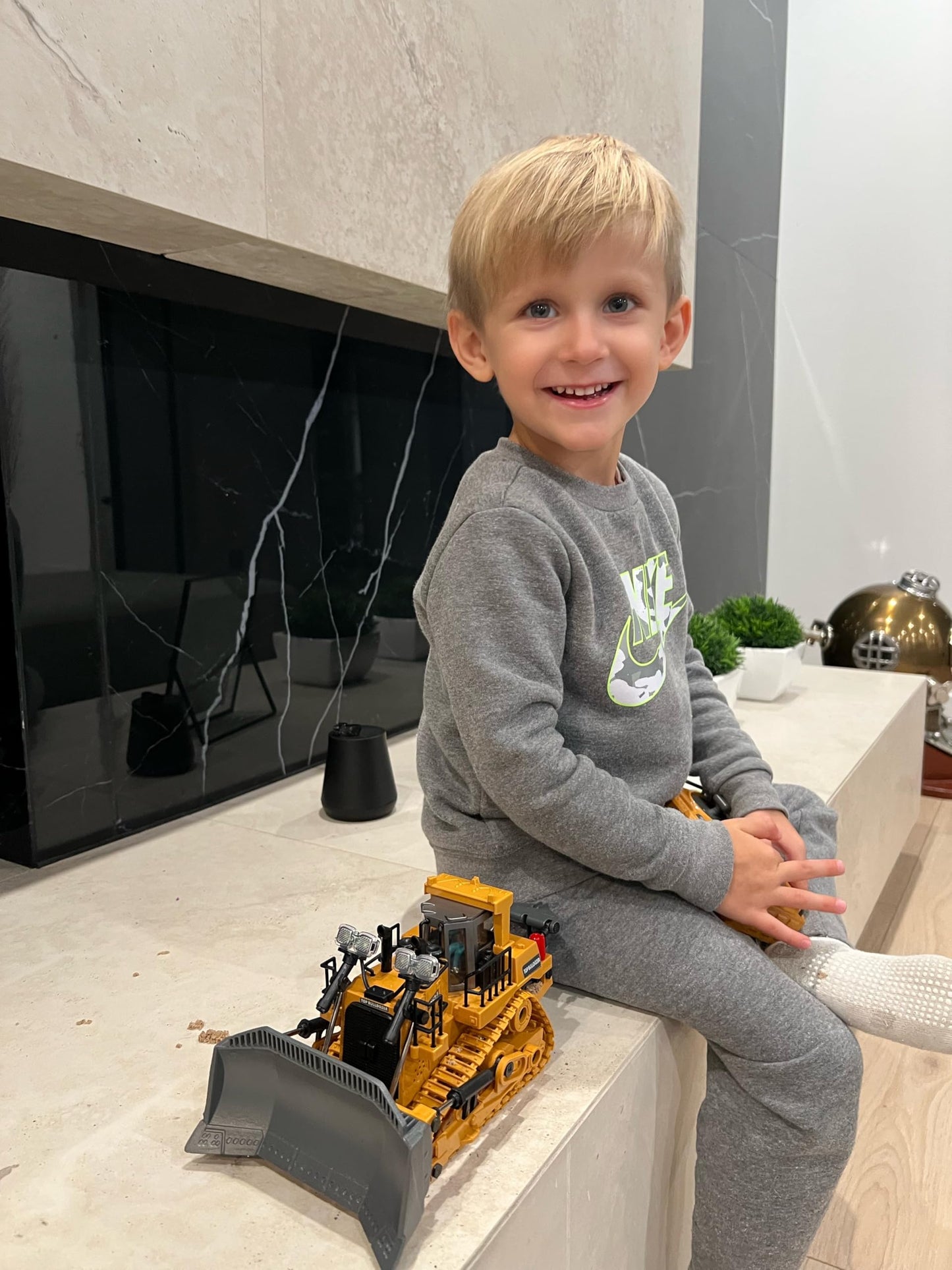 KIDMARKT Metal RC Bulldozer Toy – 9-Channel, Lights & Sounds, for Ages 3–12