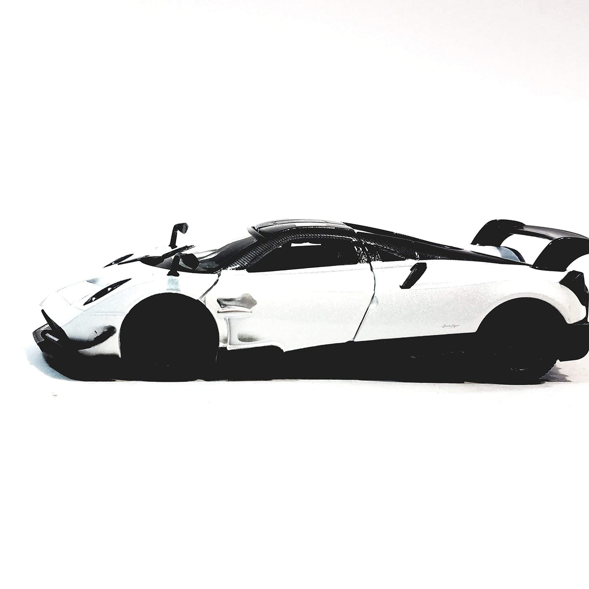 KiNSMART 2016 Pagani Huayra BC 1:38 Die-Cast Model – 5-Inch Pull-Back Car (White)