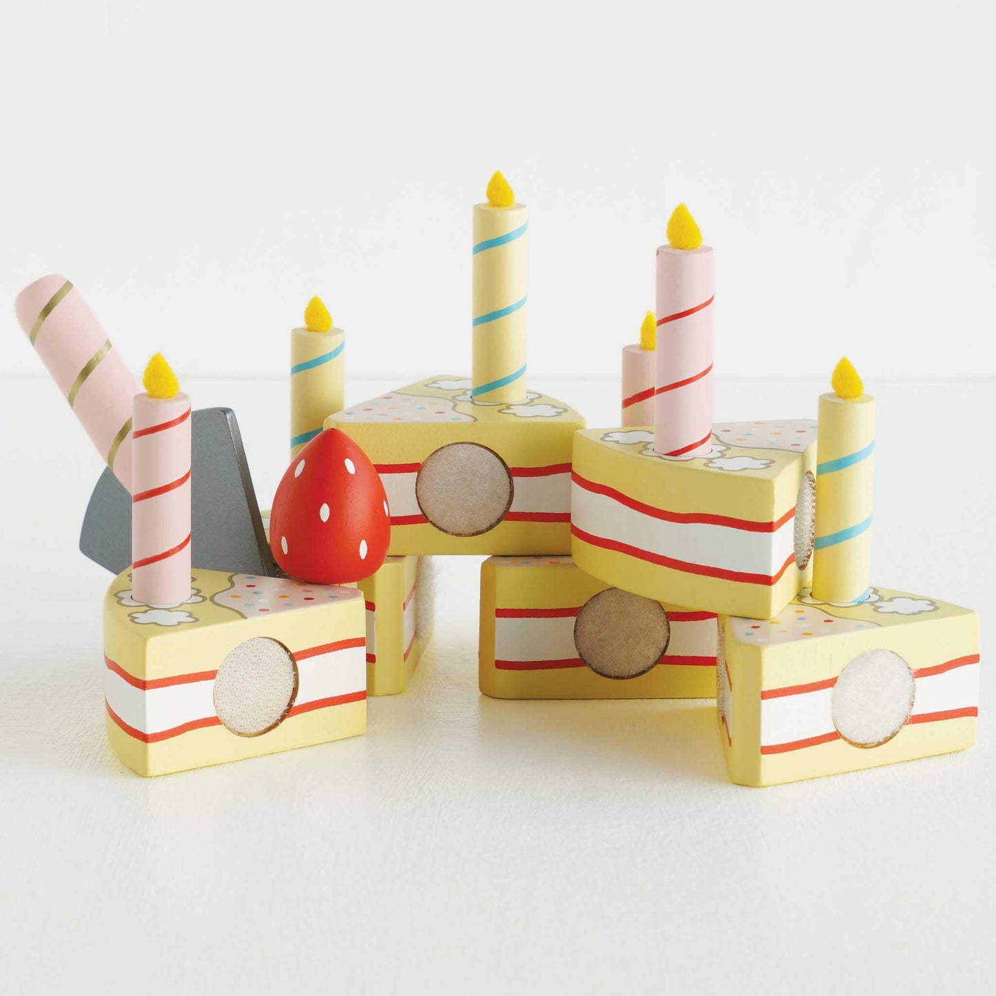 Le Toy Van Honeybake Vanilla Birthday Cake – Wooden Pretend Play Food for Kids (TV273)