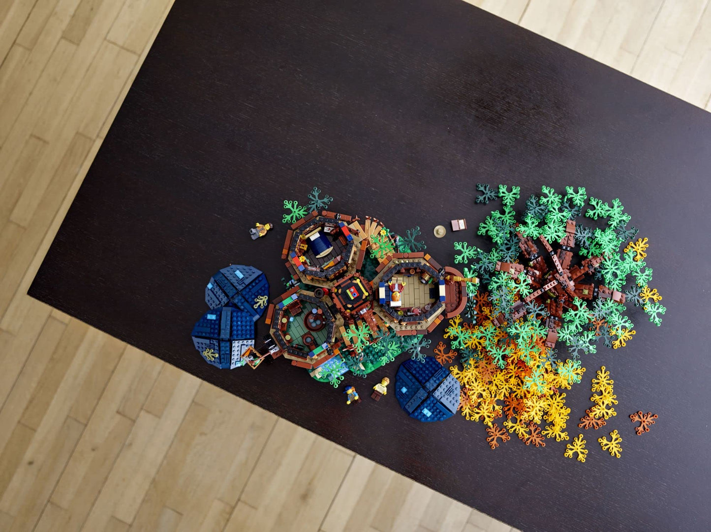 LEGO Ideas Tree House 21318 – 3036-Piece Construction Set for 16+ with Interchangeable Leaves