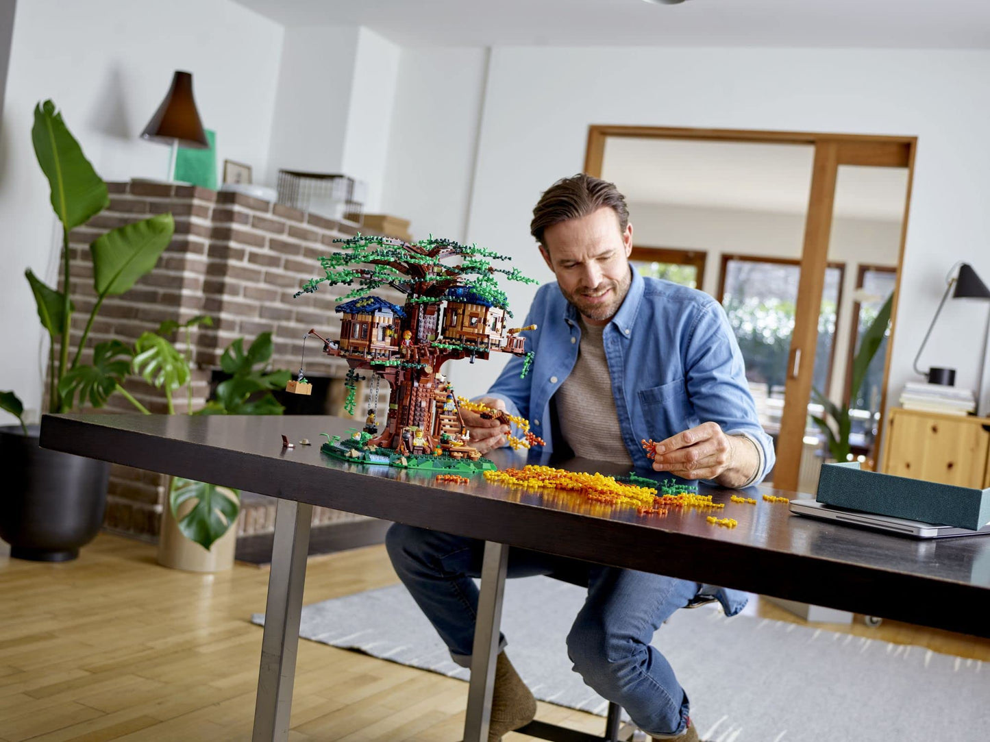 LEGO Ideas Tree House 21318 – 3036-Piece Construction Set for 16+ with Interchangeable Leaves