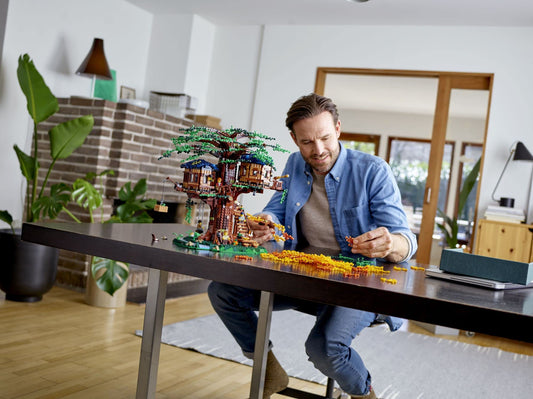 LEGO Ideas Tree House 21318 – 3036-Piece Construction Set for 16+ with Interchangeable Leaves