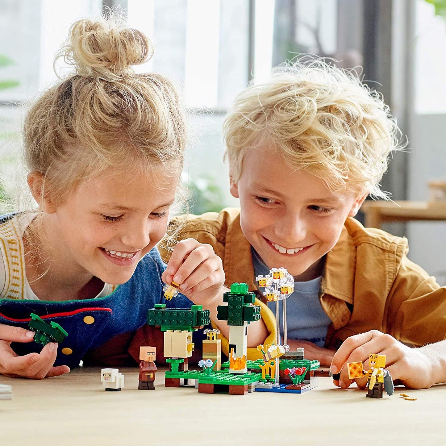 LEGO Minecraft The Bee Farm 21165 - Beekeeper, Bees & Sheep, 238 Pieces (Multicolor)