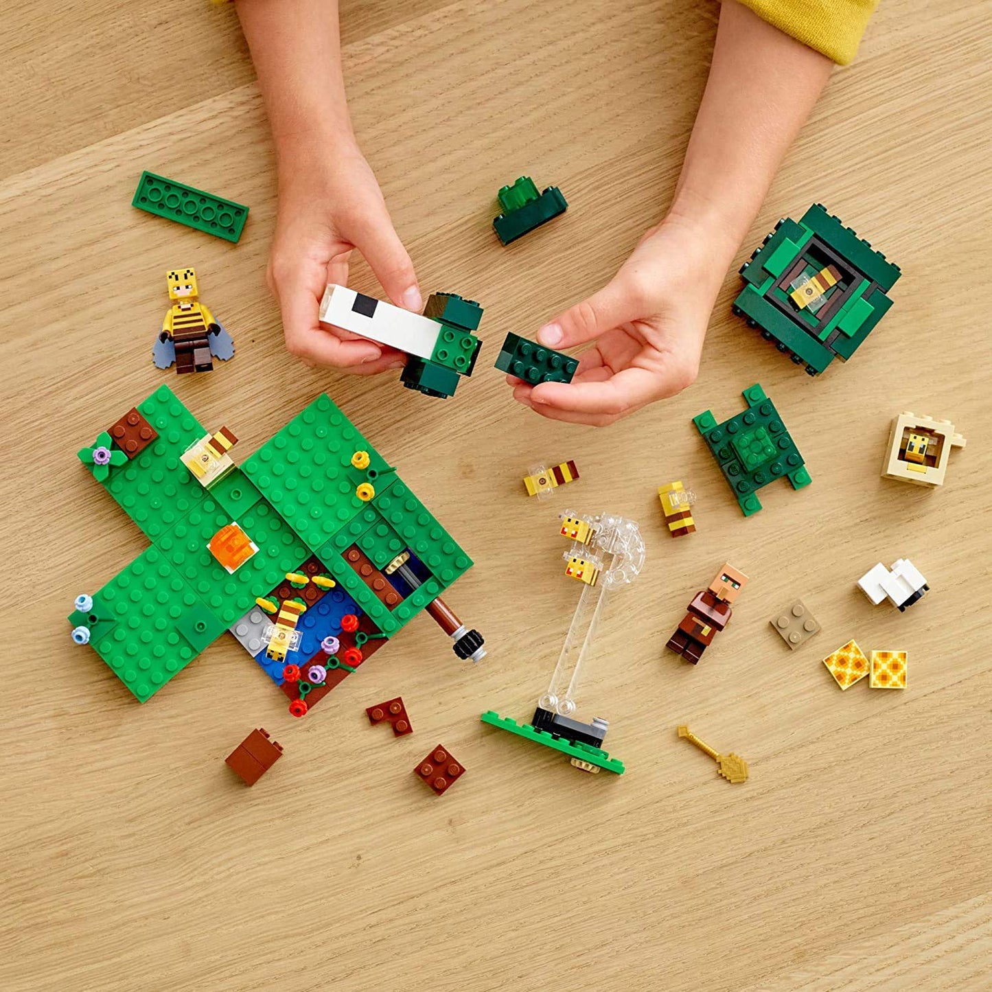 LEGO Minecraft The Bee Farm 21165 - Beekeeper, Bees & Sheep, 238 Pieces (Multicolor)
