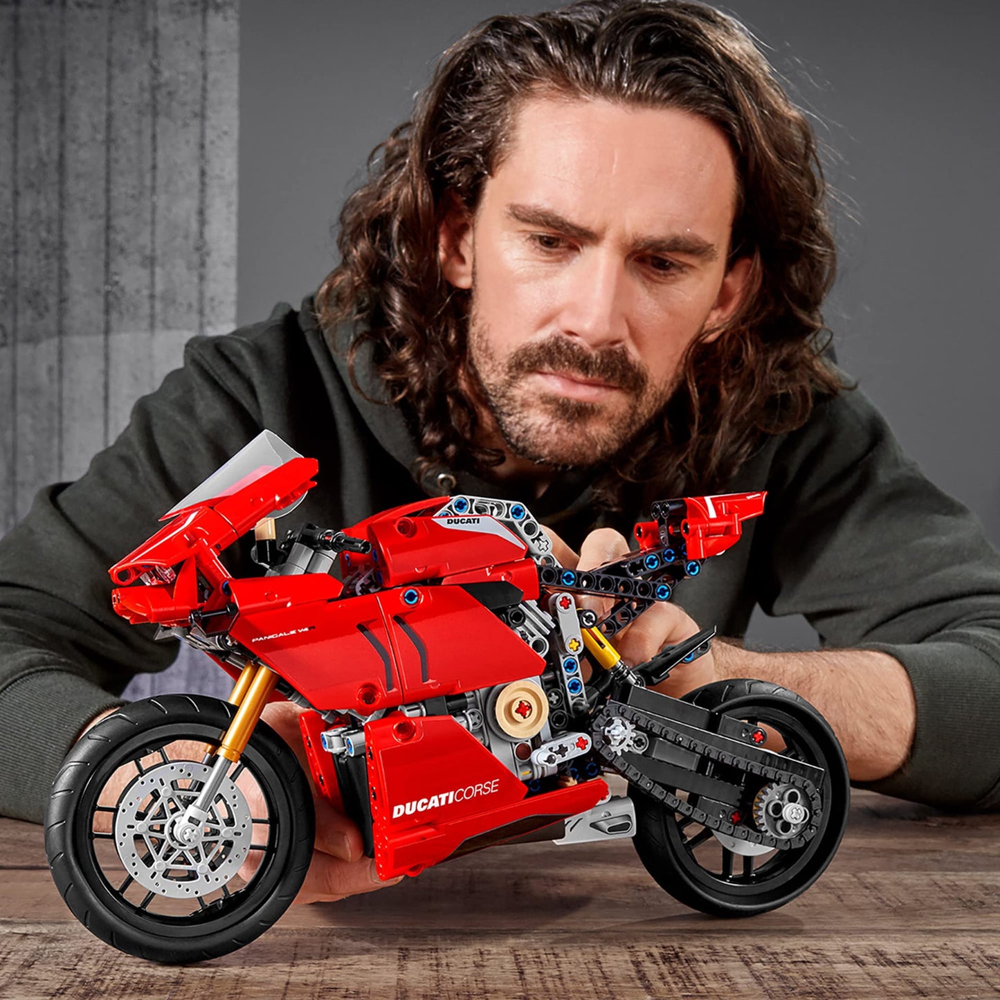 LEGO Technic 42107 Ducati Panigale V4 R – 2-Speed Gearbox, Working Suspension, Collectible Model Kit
