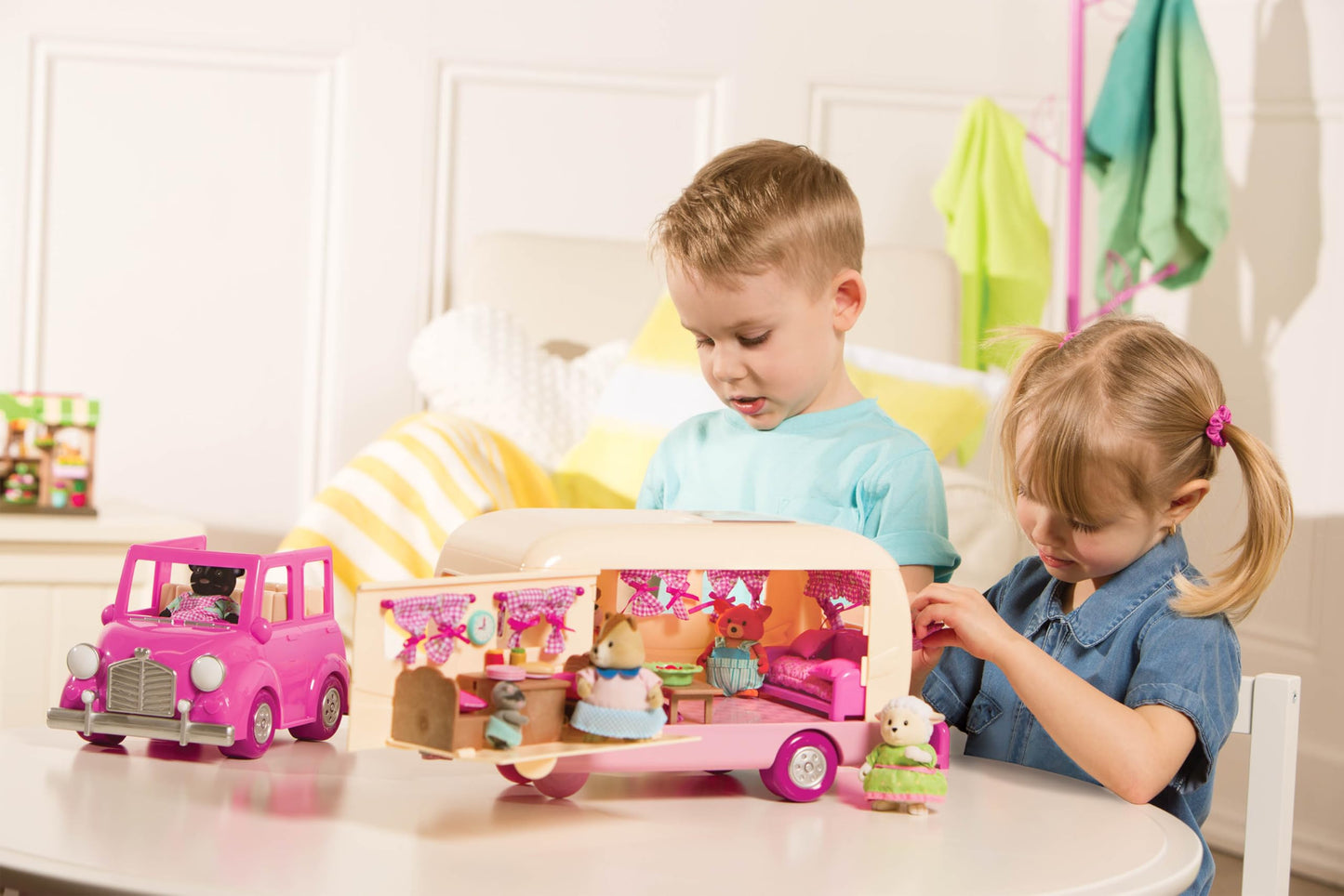 Li'l Woodzeez Happy Camper Pink – 40-Piece Dollhouse Playset with Detachable Vehicle, Furniture & Kitchen Accessories