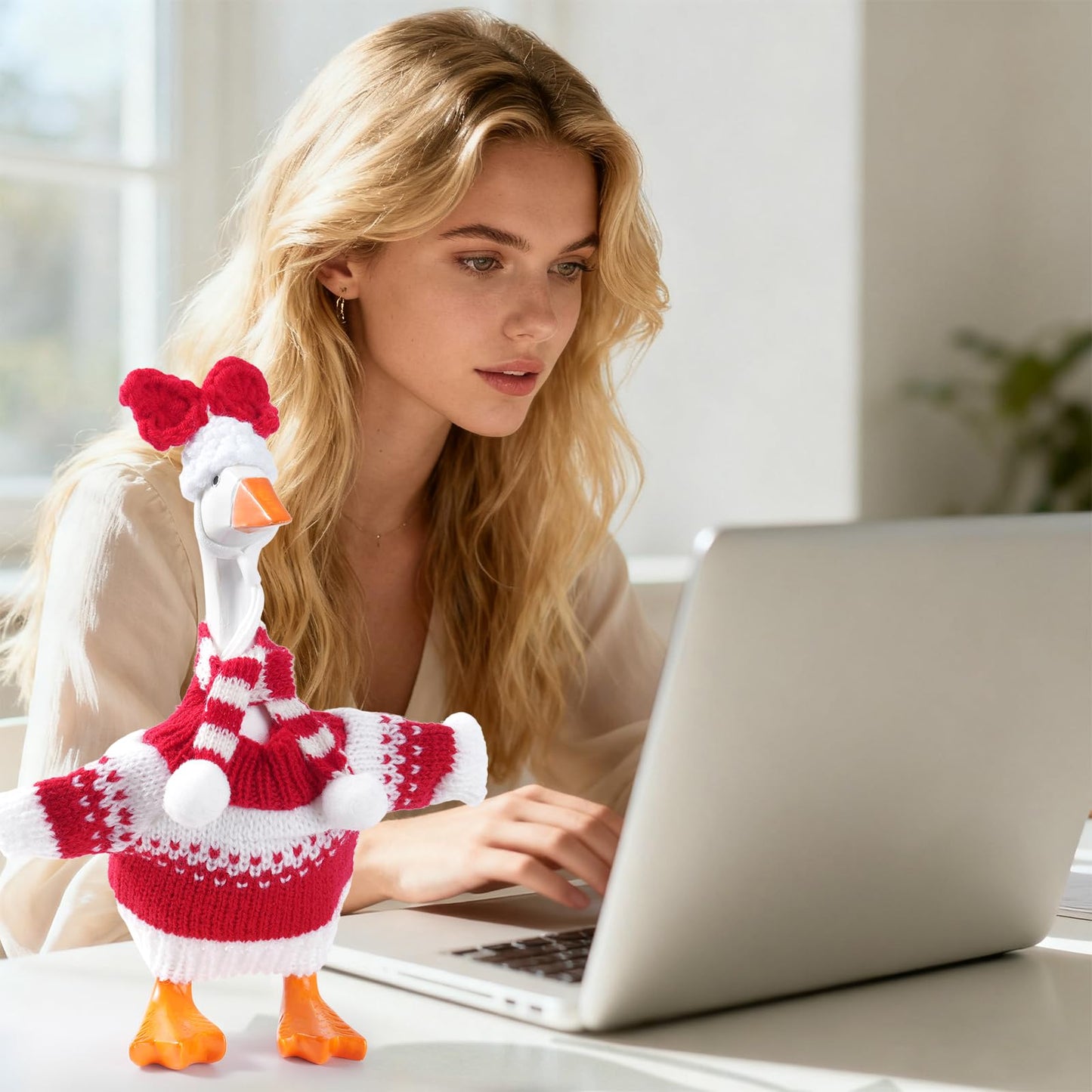 Linastu 4‑Piece Red Desk Goose Outfit Set for 7-Inch Figures | Hat, Scarf & Sweaters
