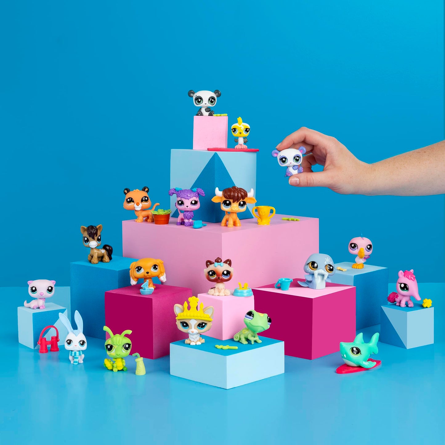 Littlest Pet Shop Gen 7 18-Pet Collector Display – Authentic Bobble Head Figures