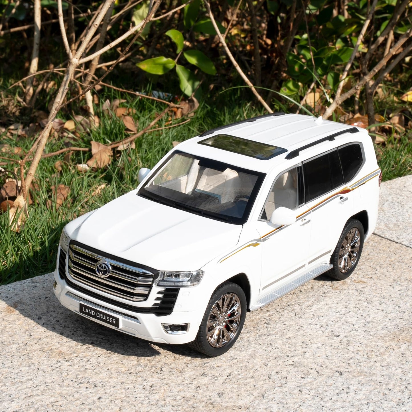 LOVEPOSELY 1:18 LC300 Diecast Car with Lights & Sounds – White