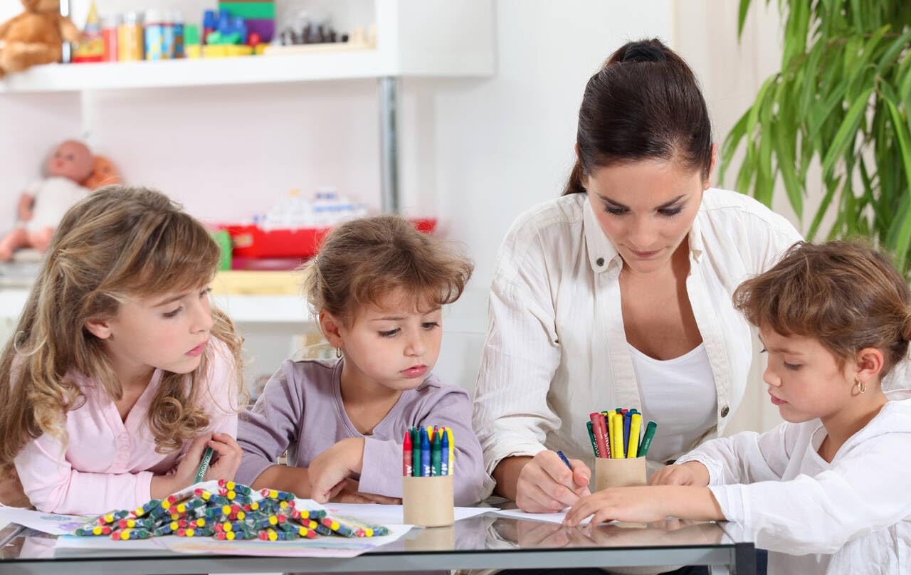Madisi Crayons Bulk Pack – 600 Count, 4 Colors, 150 Packs (Classroom Ready)