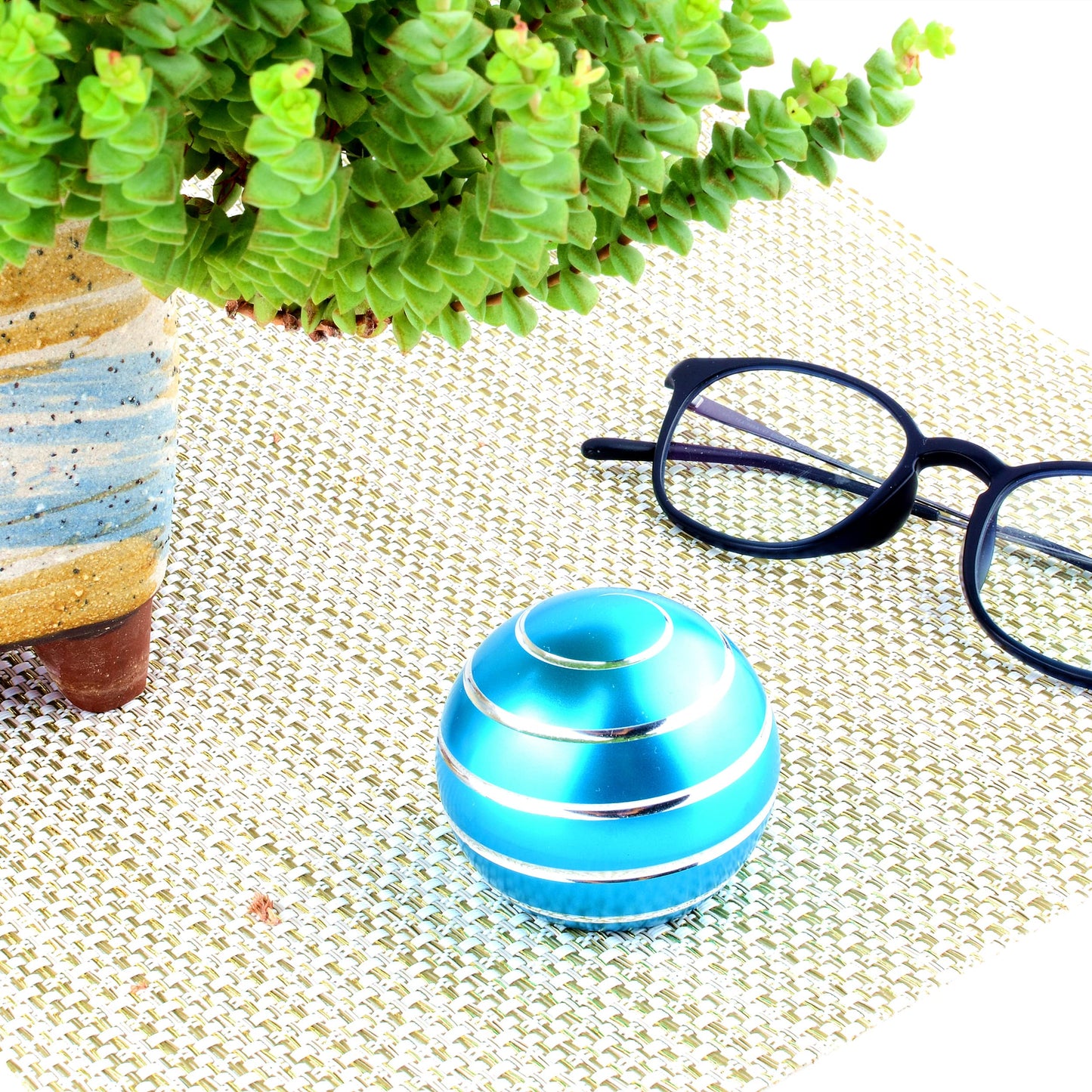 MADNIU Kinetic Desk Toy — Full Body Optical Illusion Spinner Ball with Long Spin Time & Storage Bag