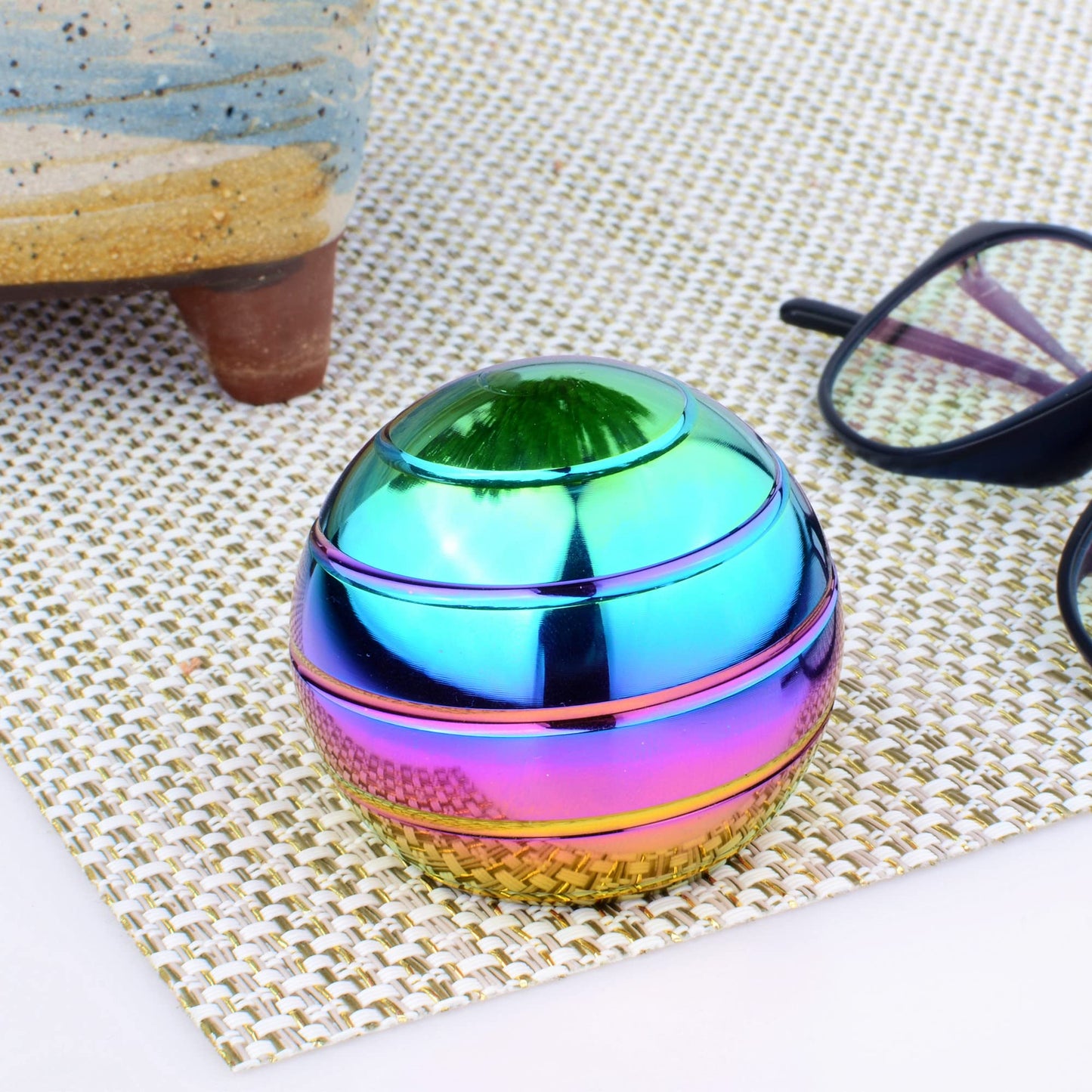 MADNIU Kinetic Desk Toy – Full Body Optical Illusion Spinner Ball