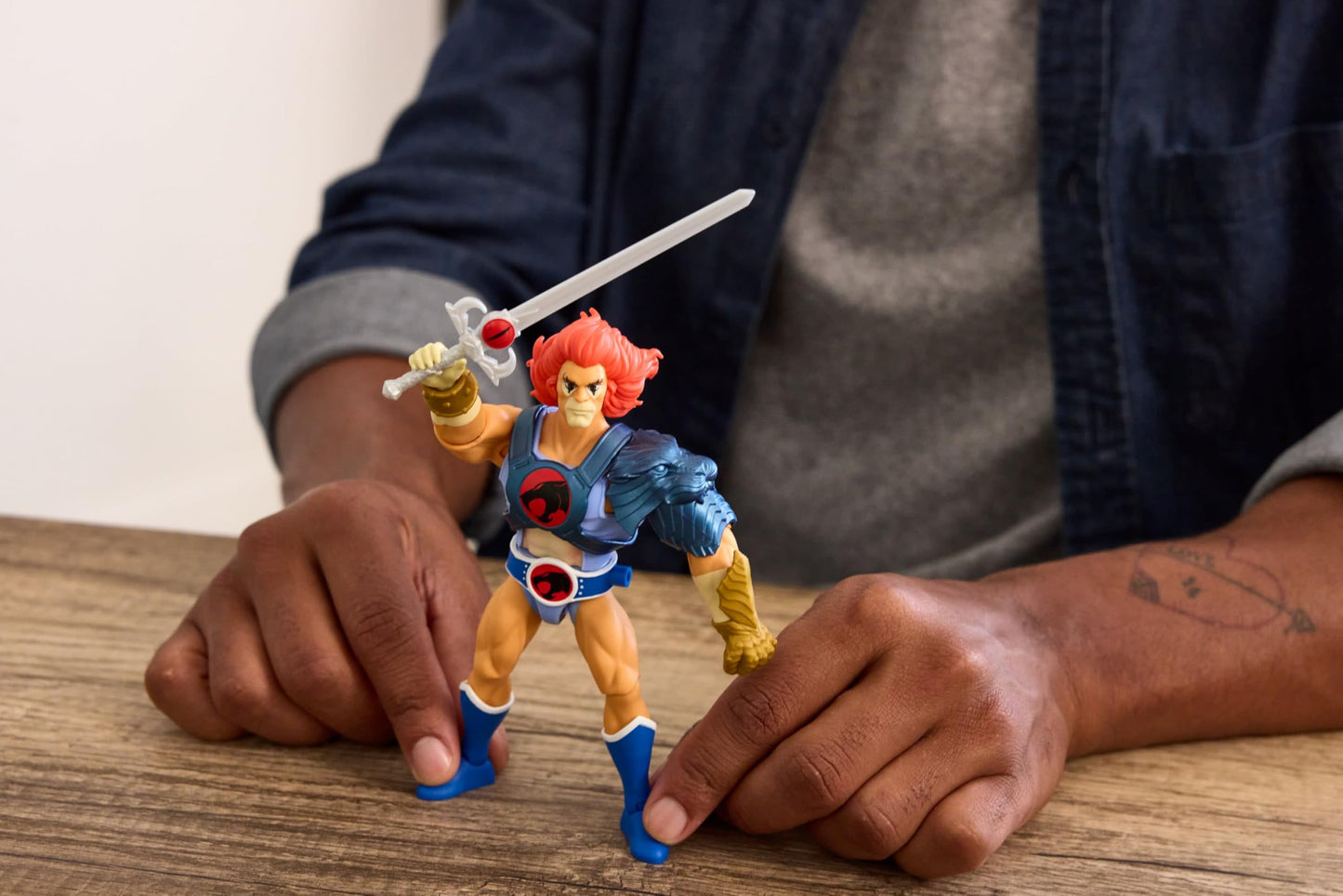 Masters of the Universe Origins Lion-O – 5.5-Inch Crossover Figure with Removable Armor, Sword of Omens & Collector Card