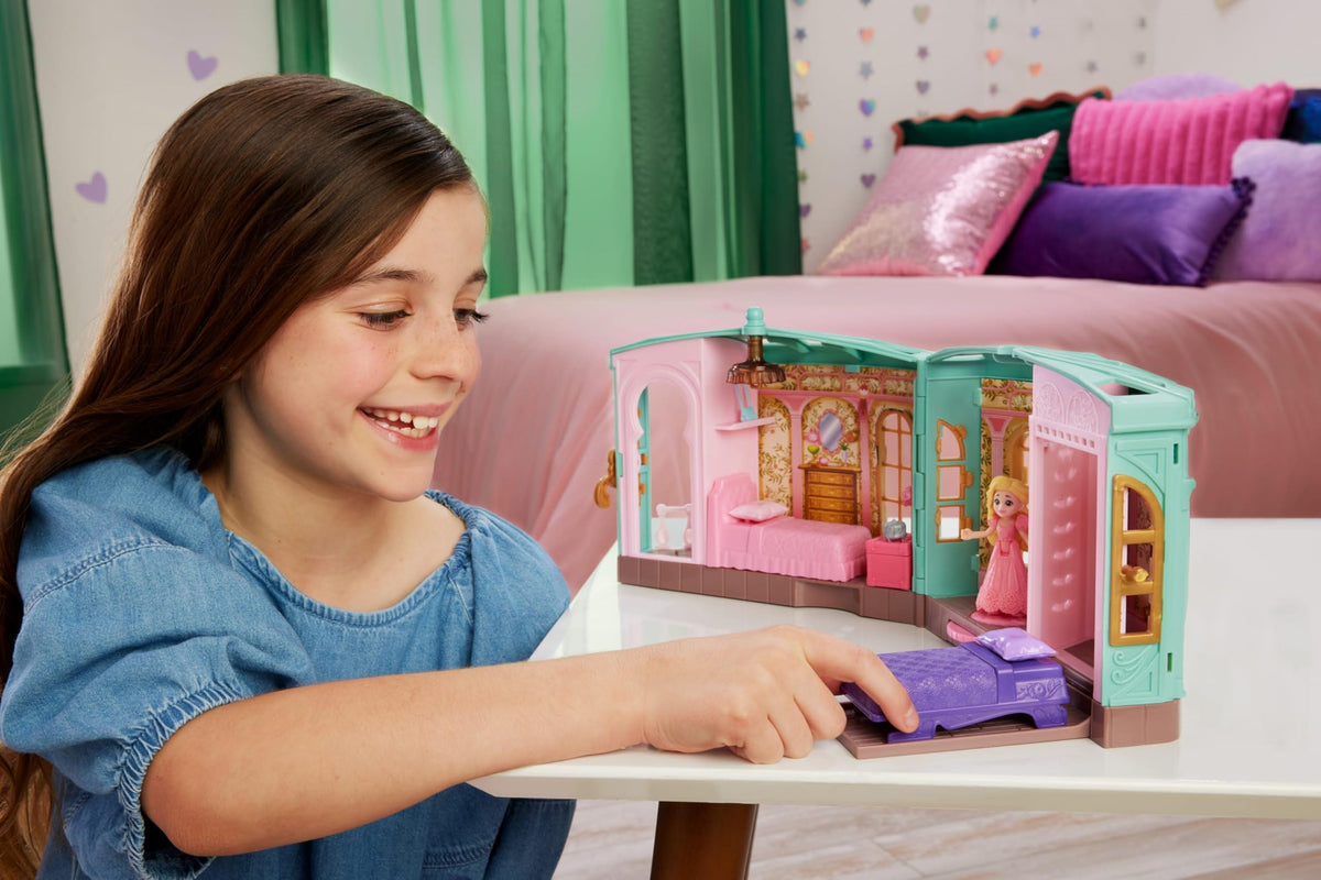 Mattel Wicked So Popular Dorm Playset – Glinda & Elphaba, 3 Play Spaces & 9 Accessories, Inspired by Universal Pictures’ Wicked
