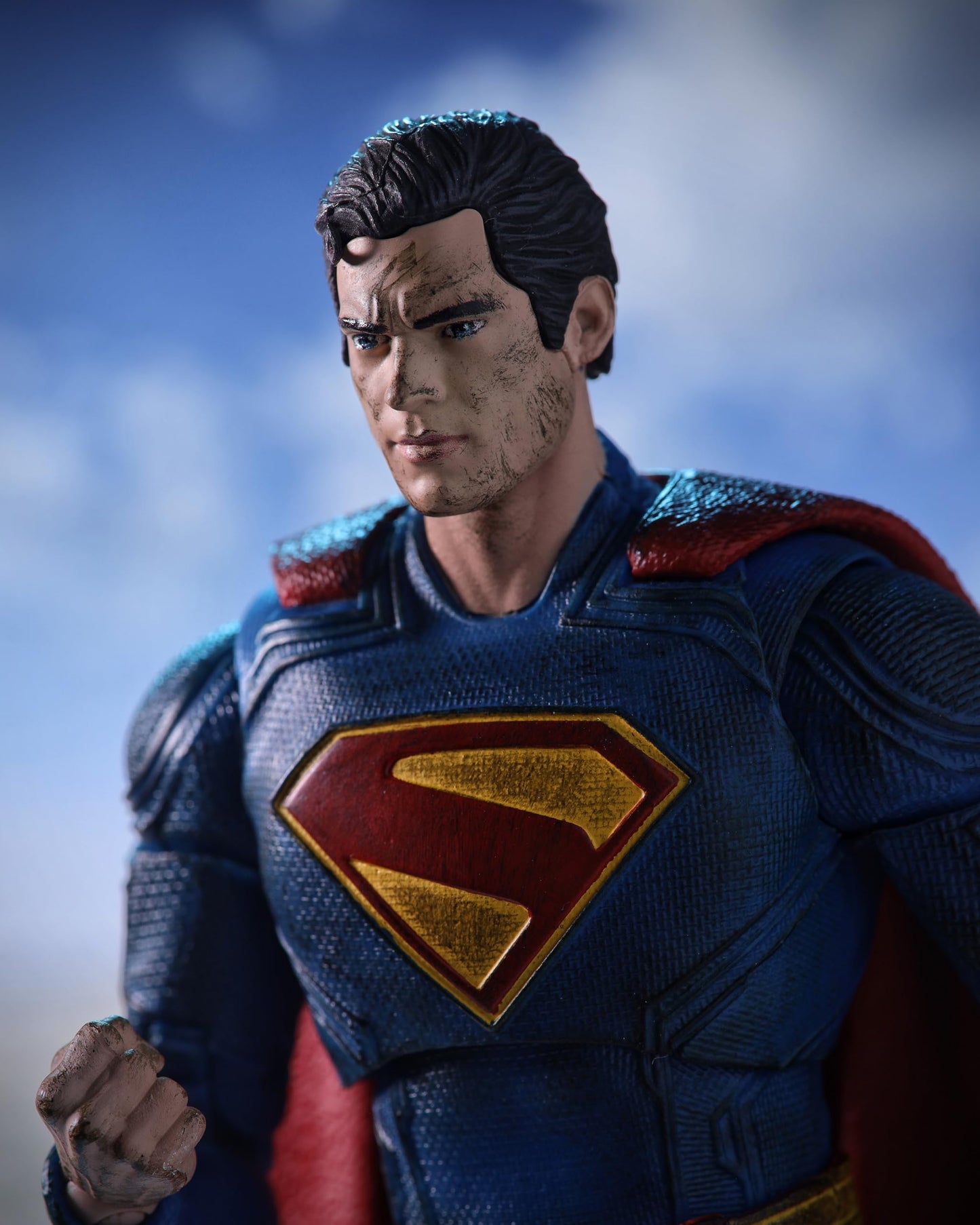 McFarlane Toys Superman (2025) DC Multiverse Battle Damaged Action Figure – Gold Label, 18 cm