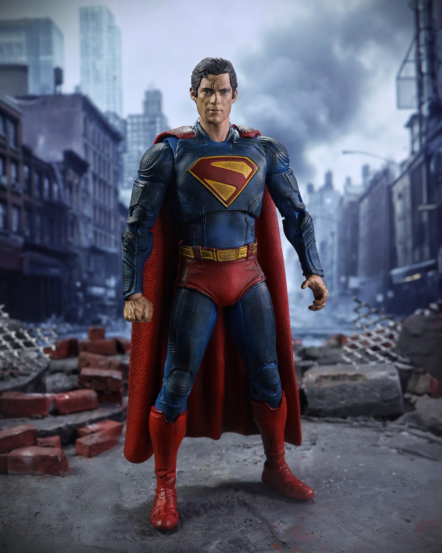 McFarlane Toys Superman (2025) DC Multiverse Battle Damaged Action Figure – Gold Label, 18 cm