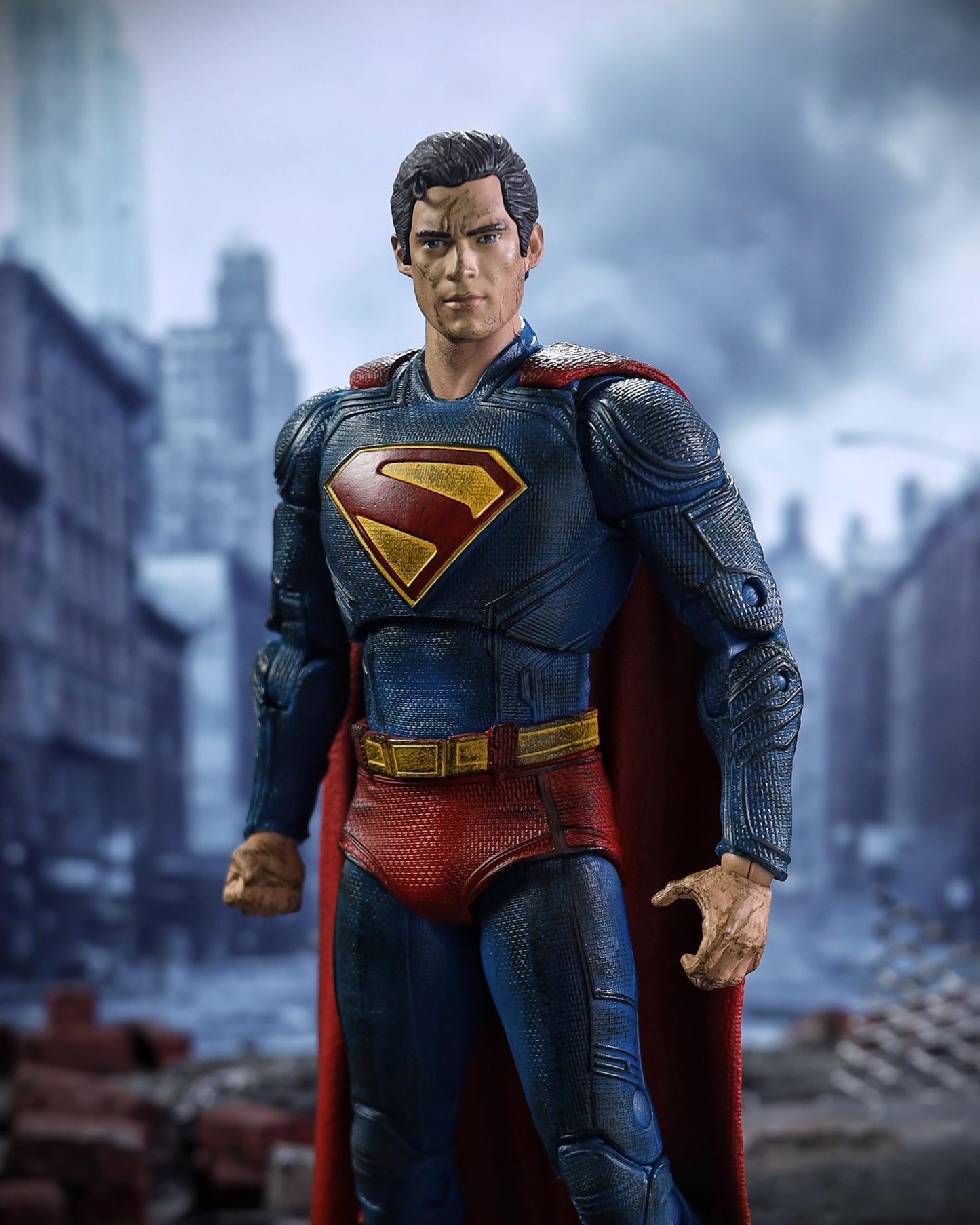 McFarlane Toys Superman (2025) DC Multiverse Battle Damaged Action Figure – Gold Label, 18 cm