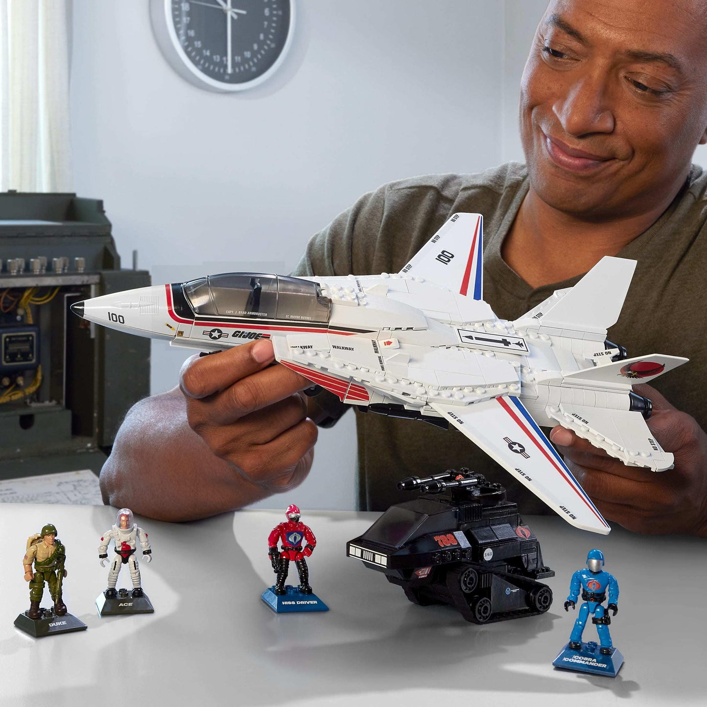 Mega Bloks MEGA G.I. Joe Skystriker XP-14F vs Cobra H.I.S.S. Building Set – 617 Pieces, 4 Poseable Figures