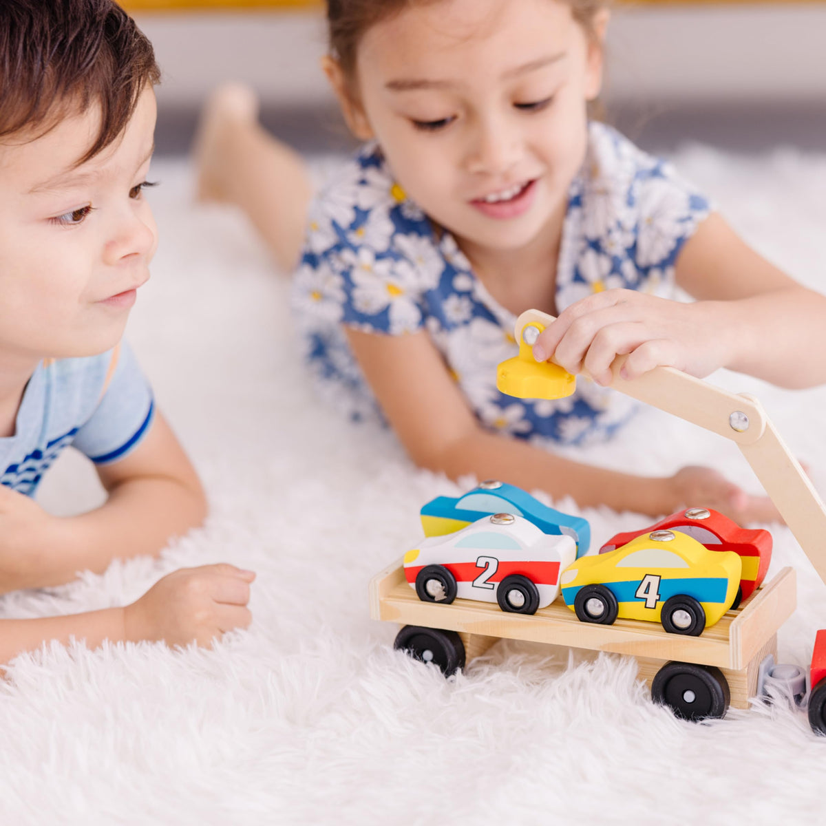Melissa & Doug Magnetic Car Loader Wooden Truck Crane with 4 Cars & Trailer
