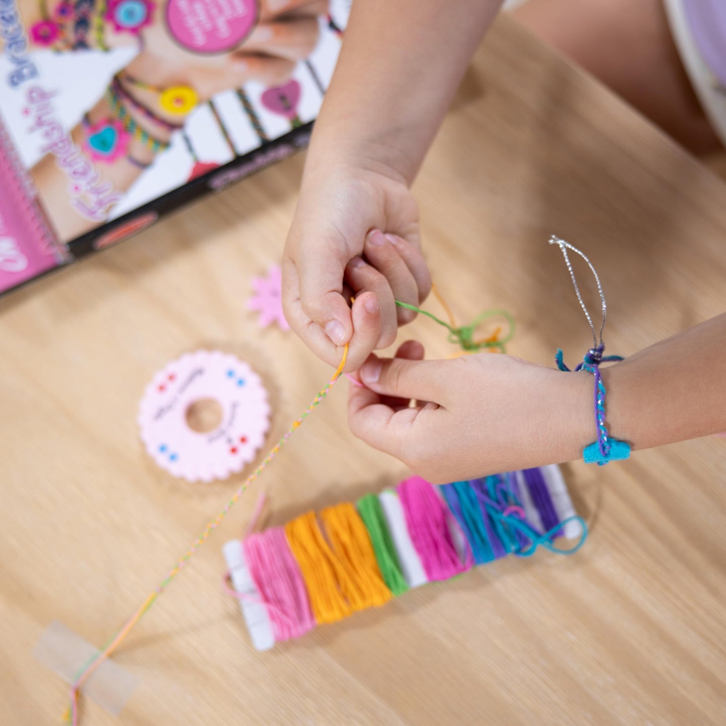 Melissa & Doug On The Go Friendship Bracelet Craft Set – 10+ Bracelets