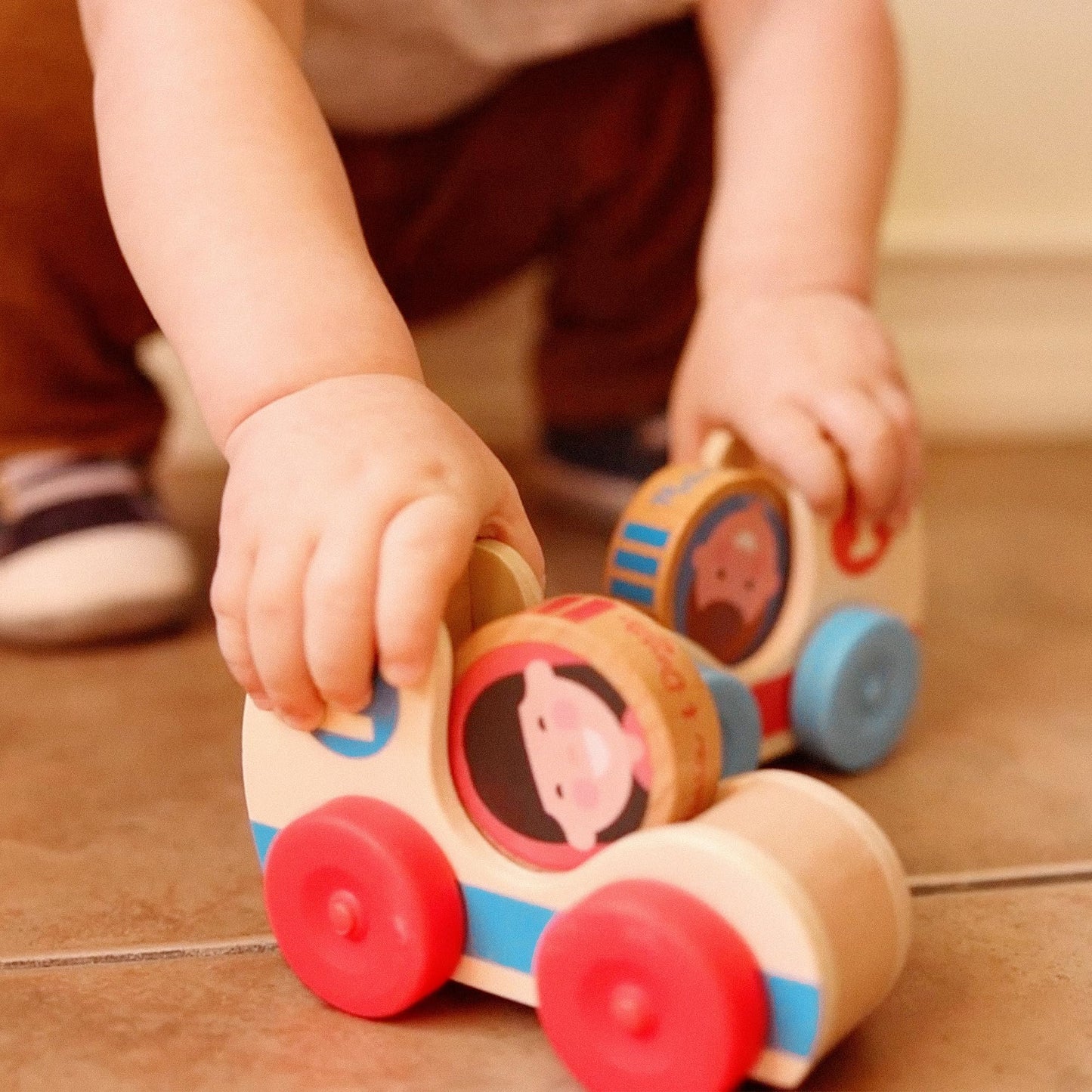 Melissa & Doug GO Tots Wooden Race Cars – 2 Cars, 2 Disks, FSC-Certified