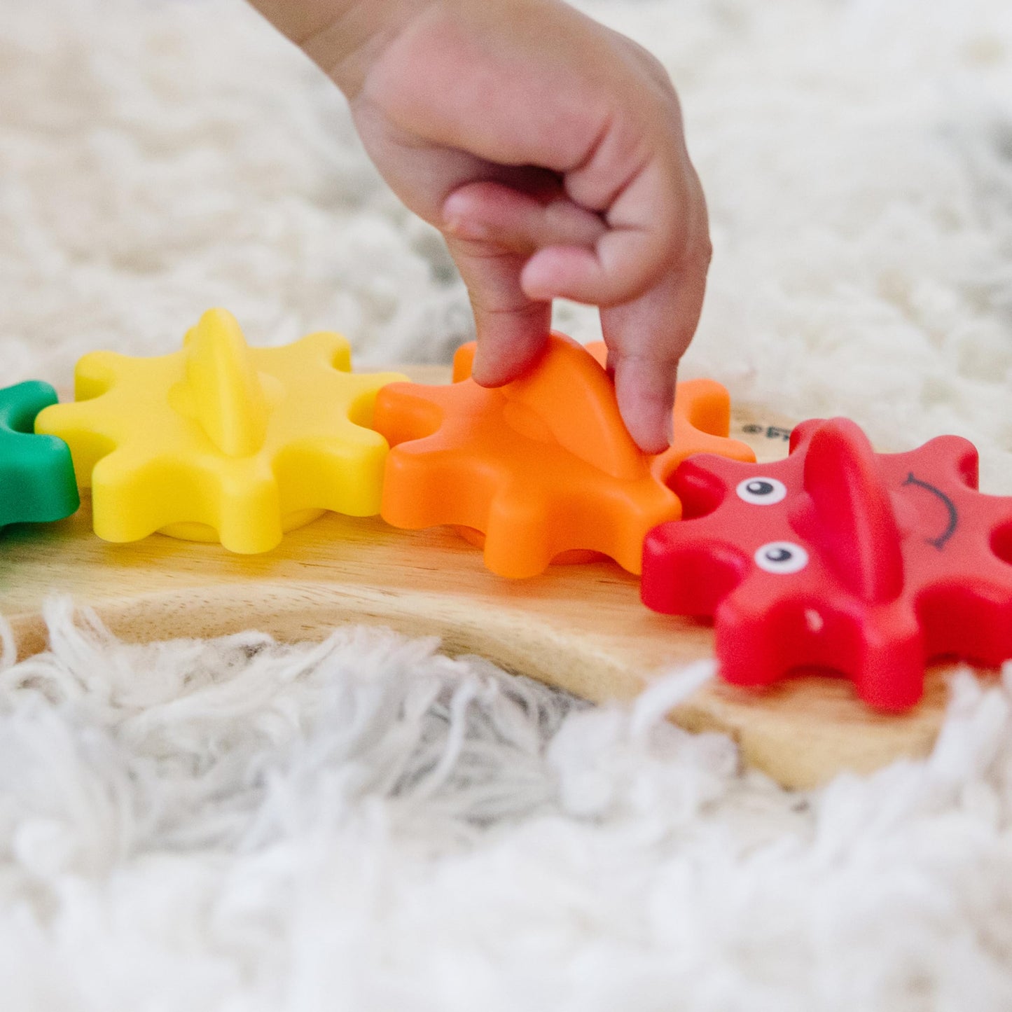 Melissa & Doug Rainbow Caterpillar Gear Toy – 6 Interchangeable Gears | Wooden Toddler Toy