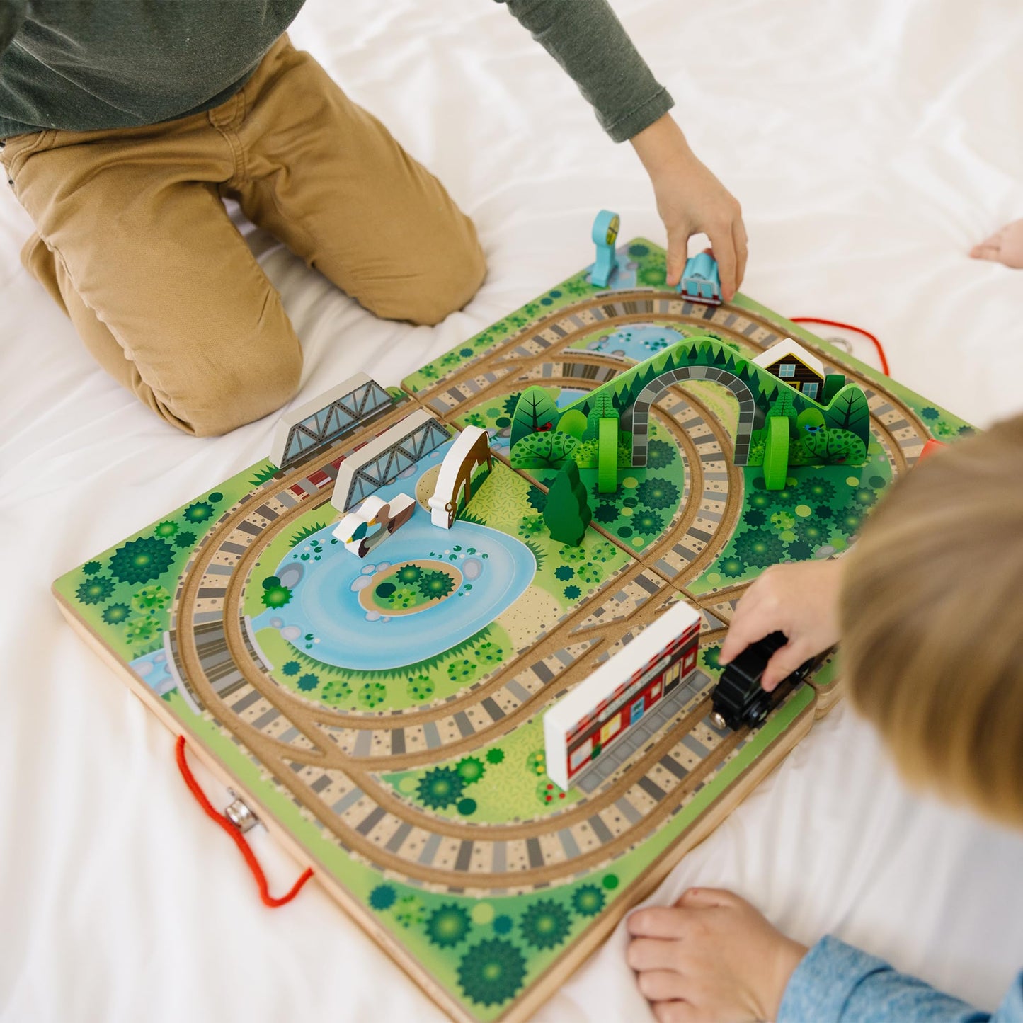 Melissa & Doug Take-Along Railroad Tabletop Playset – Portable Wooden Train Toys, Animals & Scenery (FSC Certified)