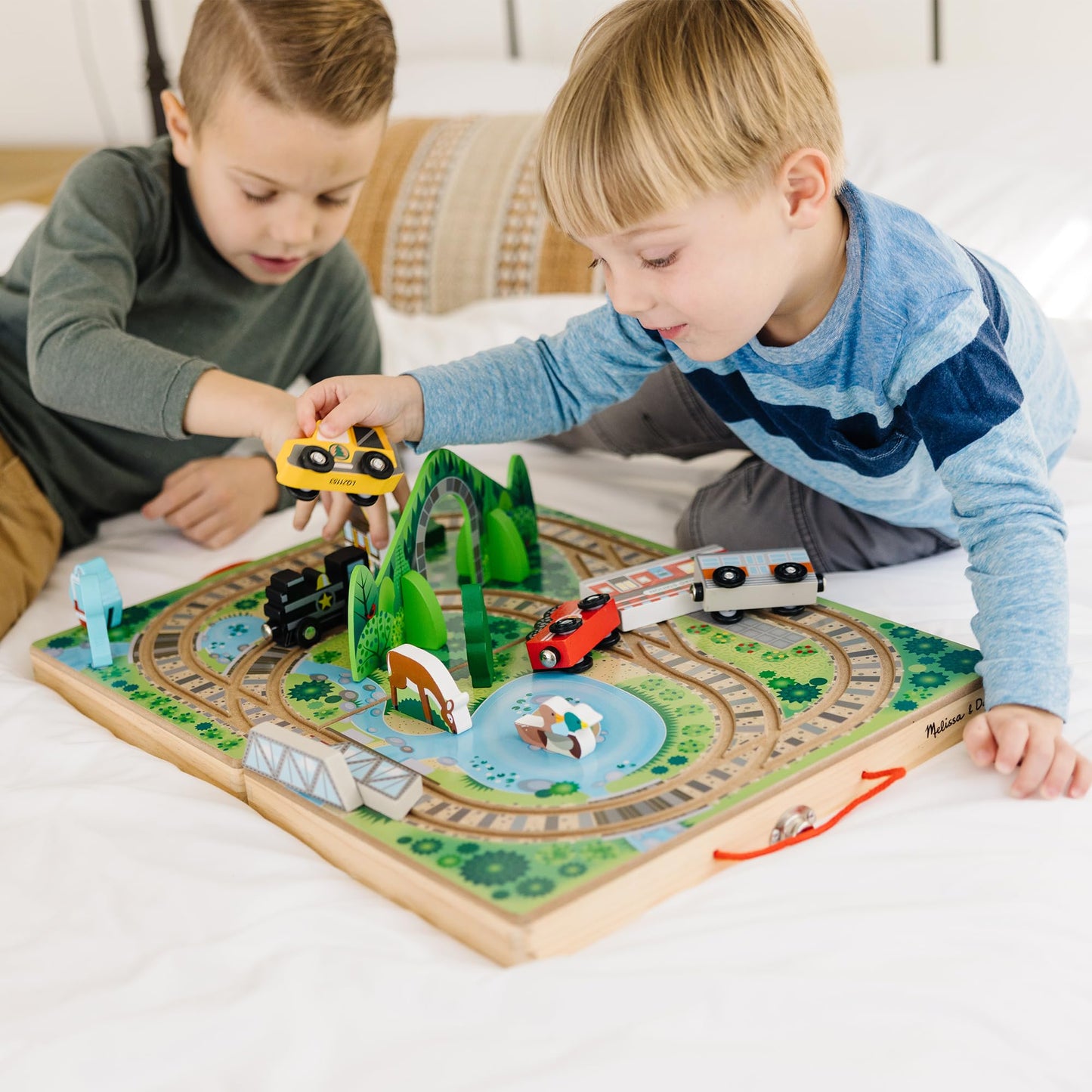 Melissa & Doug Take-Along Railroad Tabletop Playset – Portable Wooden Train Toys, Animals & Scenery (FSC Certified)
